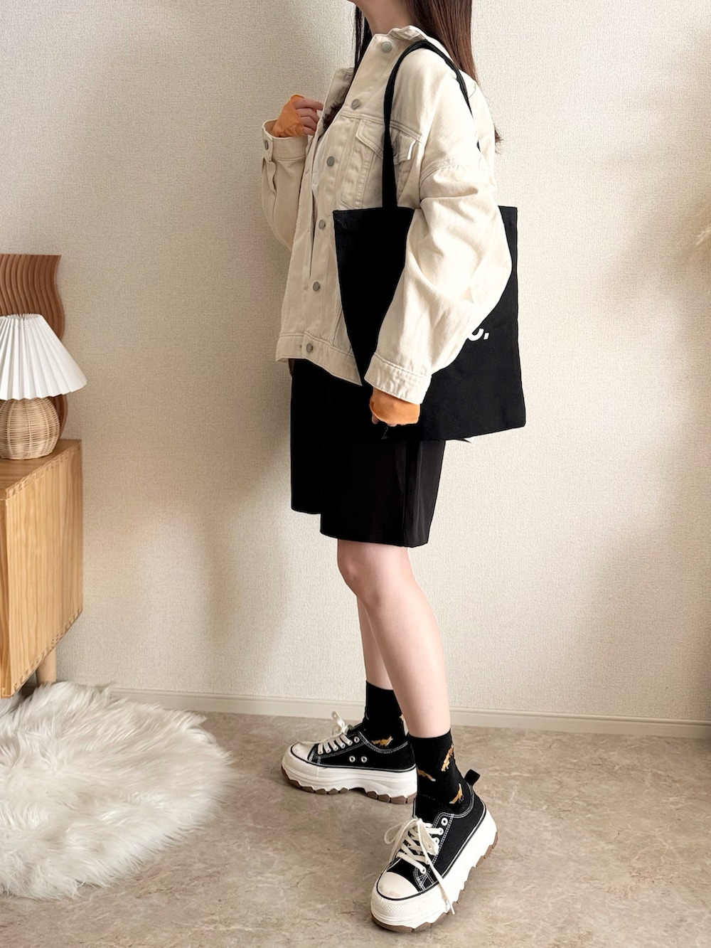 ホワイト系のTシャツ/カットソーを着用したレディースの春コーディネートの2枚目の写真