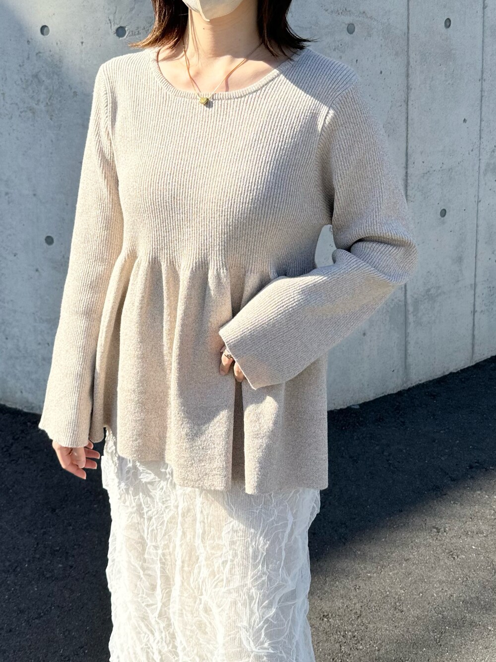 「しまむら、しまむらコーデ、ベスト、前後2way、ぺプラムトップス、ラメニット、秋コーデ、春コーデ、レイヤードスタイル、淡色コーデ」｜「しまむらのアイテム（ニット/セーター、ホワイト系）」を使った、TOMOさん（骨格ウェーブ・レディース・154cm）の秋コーディネートの3枚目の写真