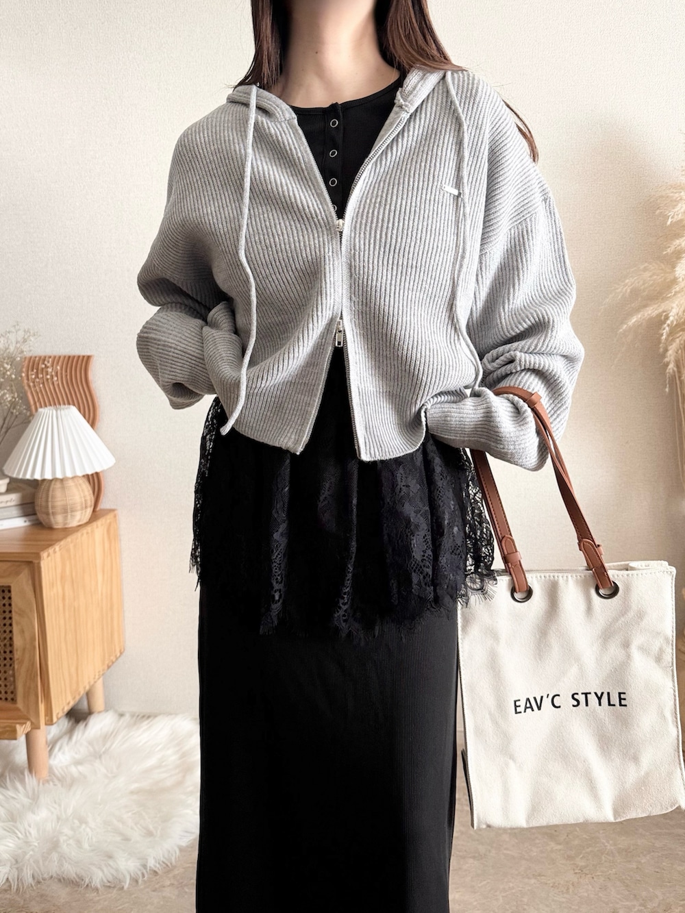 グレー系のパーカー、グレー系のニット/セーターを着用したレディースの冬コーディネートの4枚目の写真