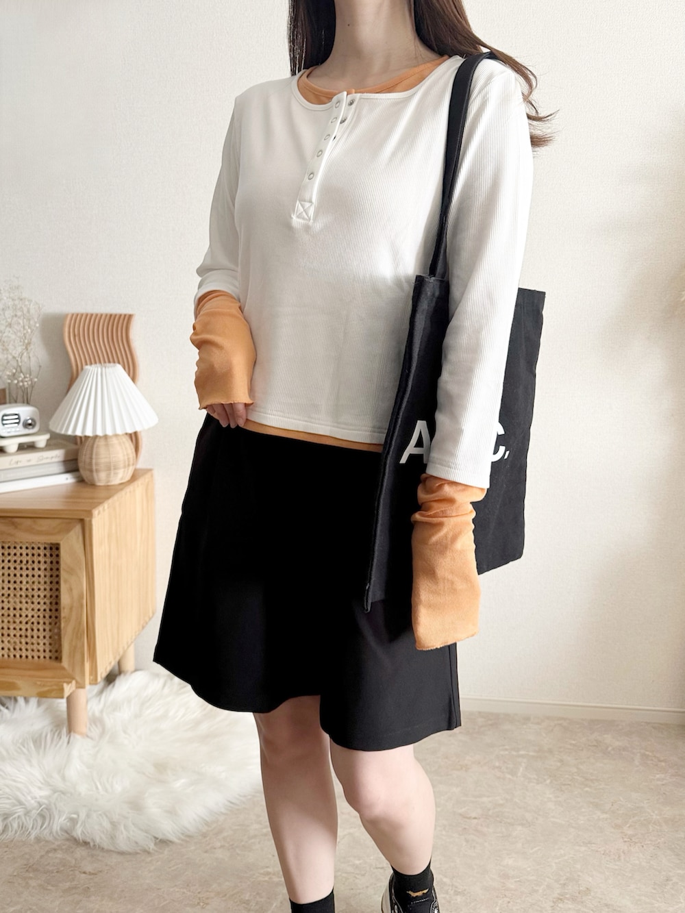 ホワイト系のTシャツ/カットソーを着用したレディースの春コーディネートの4枚目の写真