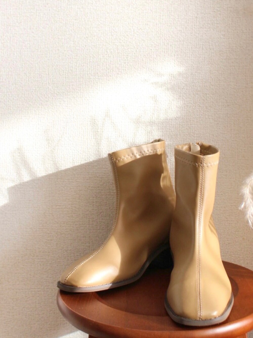 ブルー系のスウェット、ブルー系のデニムパンツ、ベージュ系のブーツを着用したレディースの冬コーディネートの2枚目の写真
