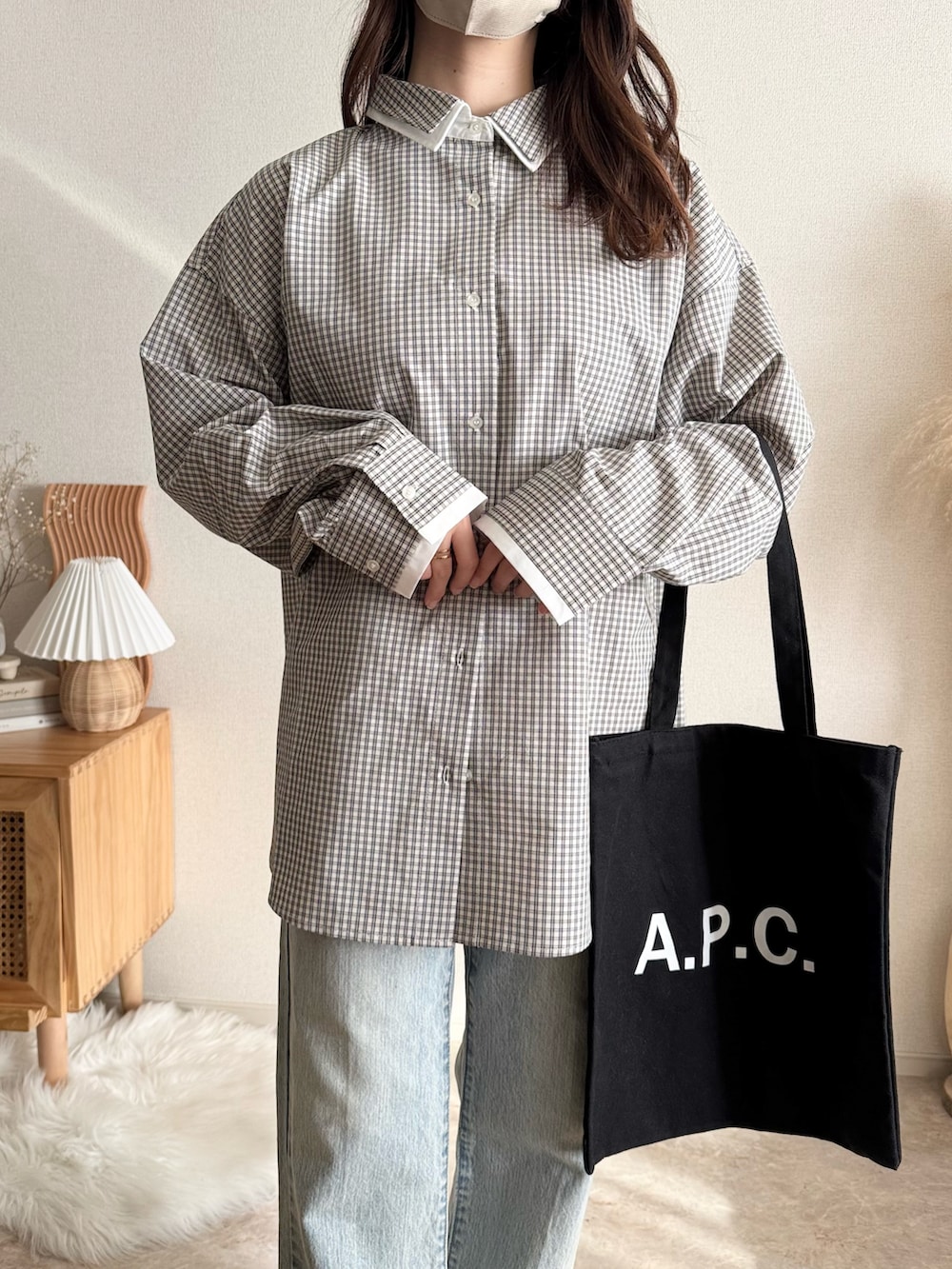 ホワイト系のシャツ/ブラウスを着用したレディースの冬コーディネートの3枚目の写真