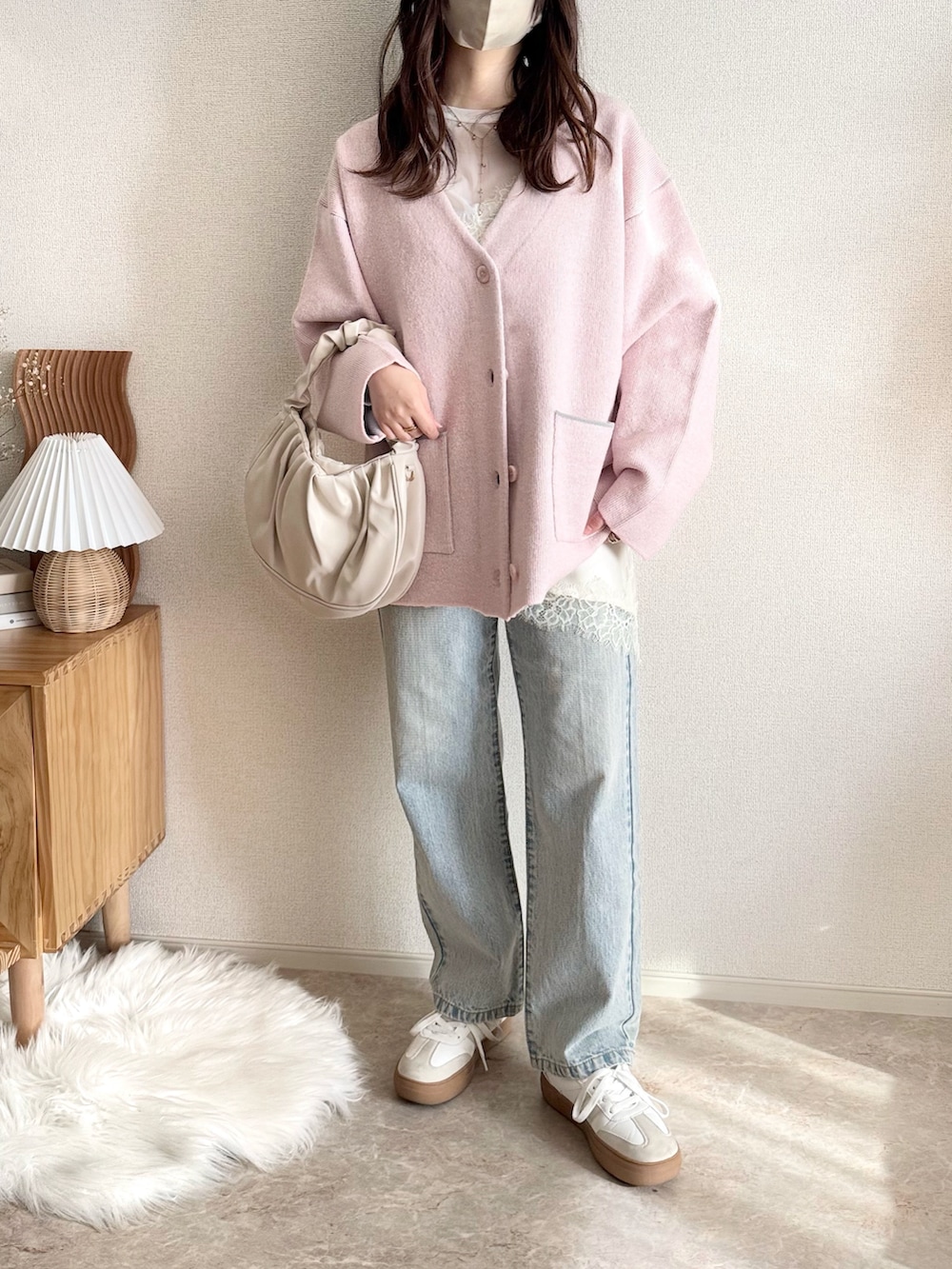 ピンク系のカーディガン/ボレロを着用したレディースの冬コーディネートの2枚目の写真