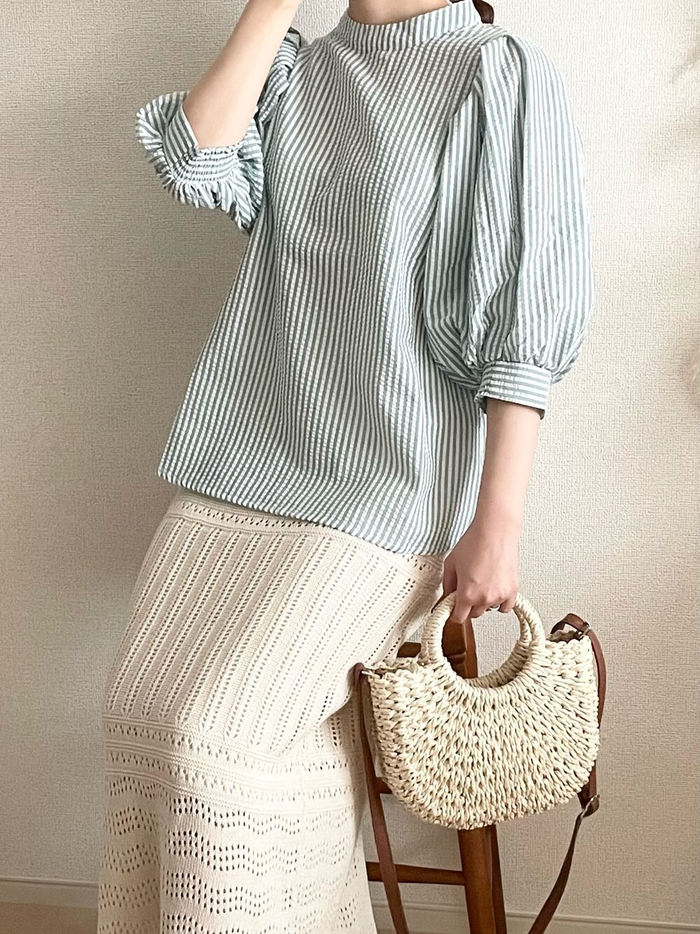 グリーン系のシャツ/ブラウス、ホワイト系のかごバッグ、ホワイト系のサンダルを着用したレディースの夏コーディネートの3枚目の写真