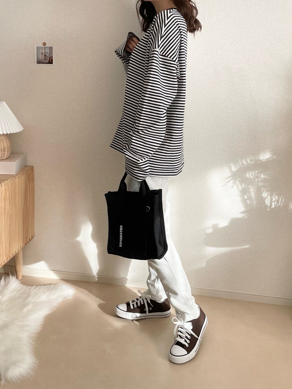 ブラック系のTシャツ/カットソー、ベージュ系のスウェットパンツを着用したレディースの冬コーディネートの2枚目の写真