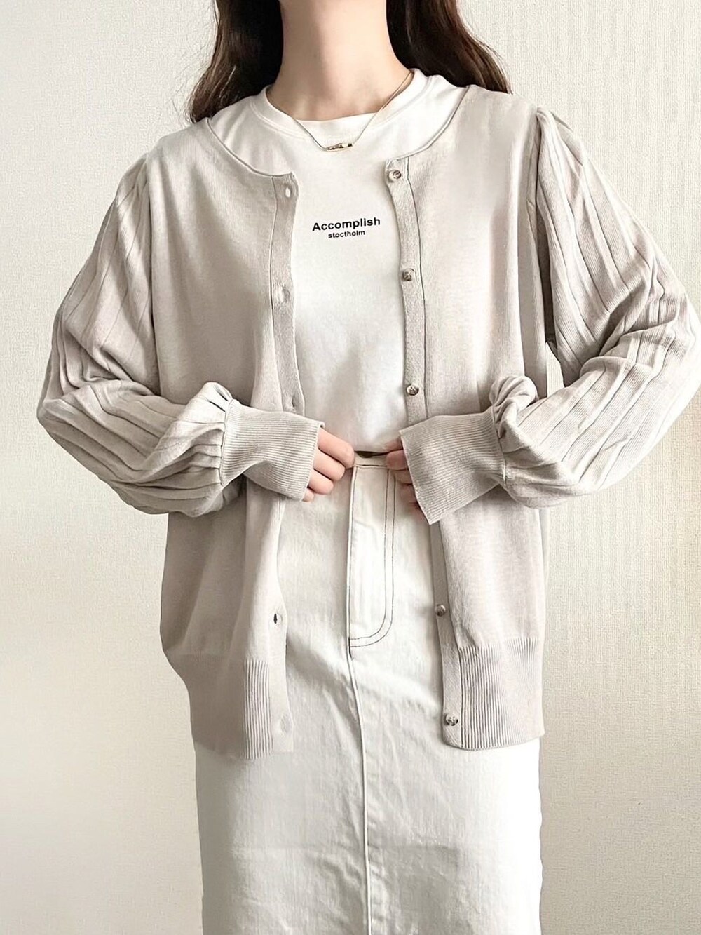 ベージュ系のカーディガン/ボレロを着用したレディースの秋コーディネートの3枚目の写真