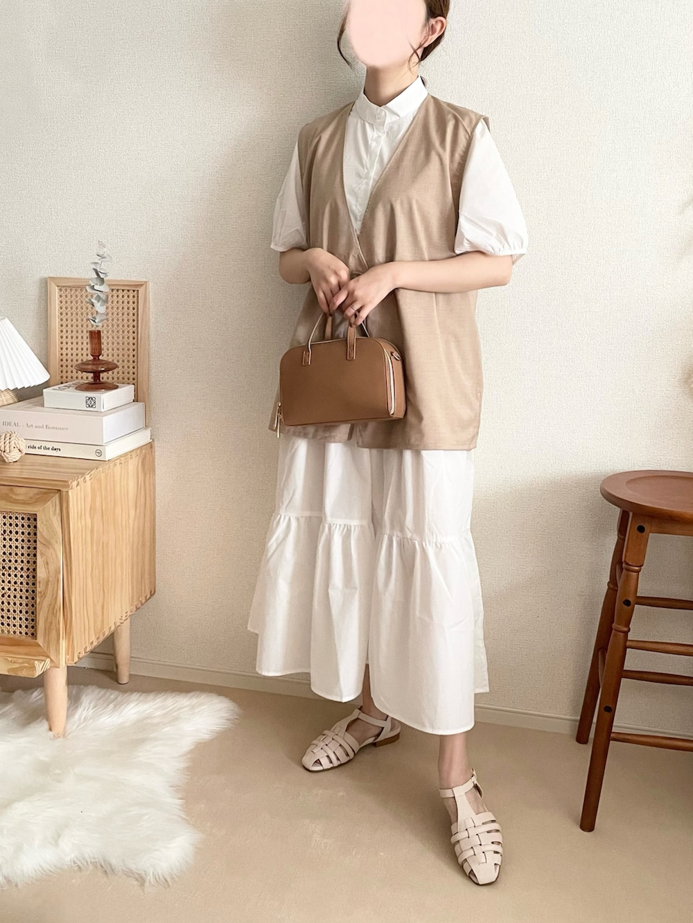 「apresjour、アプレジュール、ベスト、ティアードワンピース、アプレの靴、足が痛くならない靴、ベージュコーデ、ワントーンコーデ、レイヤードスタイル、グルカサンダル」|「apres jourのリネンライクジレ【ZOZOTOWN限定アイテム】(ベスト、ベージュ系)」を使った、TOMOさん(レディース・154cm)の夏コーディネートの2枚目の写真