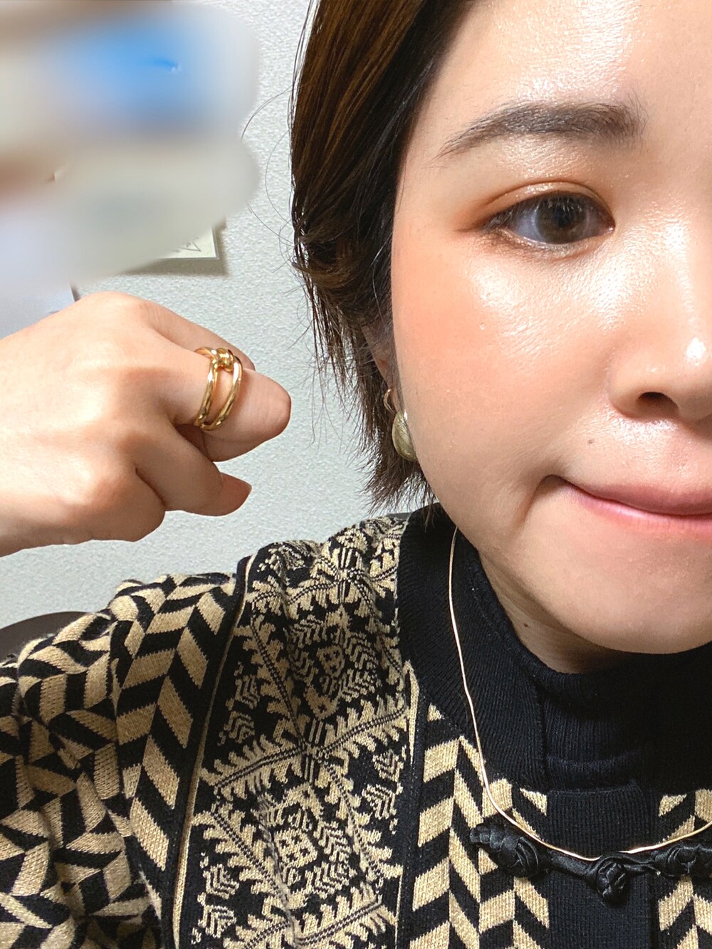 グリーン系のショルダーバッグ、グリーン系のモッズコート、ベージュ系のカーディガン/ボレロを着用したレディースの冬コーディネートの2枚目の写真