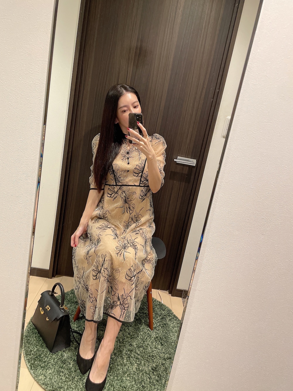 「leja、lejaコーデ、秋のコーデ、休日コーデ、パーティー、パーティースタイル、二次会コーデ、二次会ワンピース、大人コーデ」｜「Lejaの【LEJA】配色パイピングプチハイネック花柄刺繍ラメレースロング丈ドレスワンピース美脚効果結婚式 パーティードレス 20代 30代（ドレス、ベージュ系）」を使った、RUIさん（レディース・165cm）の秋コーディネートの3枚目の写真