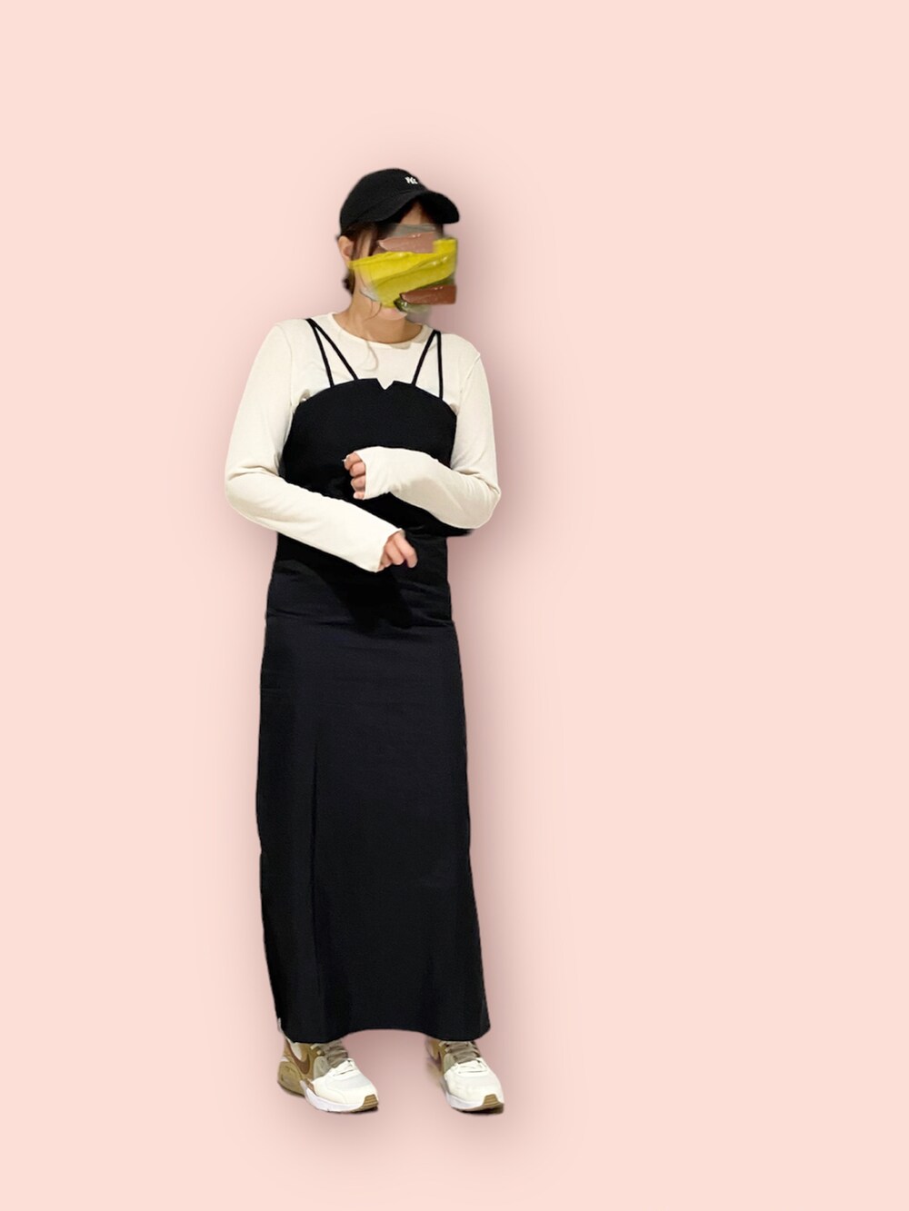 ベージュ系のシューズを着用したレディースの春コーディネートの3枚目の写真