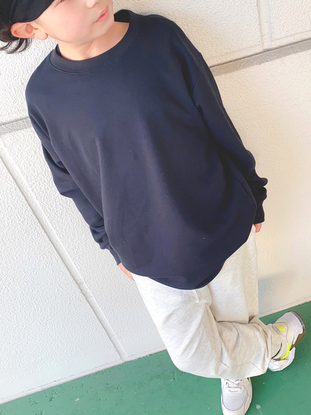 グレー系のスウェットパンツ、ベージュ系のスニーカーを着用したレディースの春コーディネートの3枚目の写真