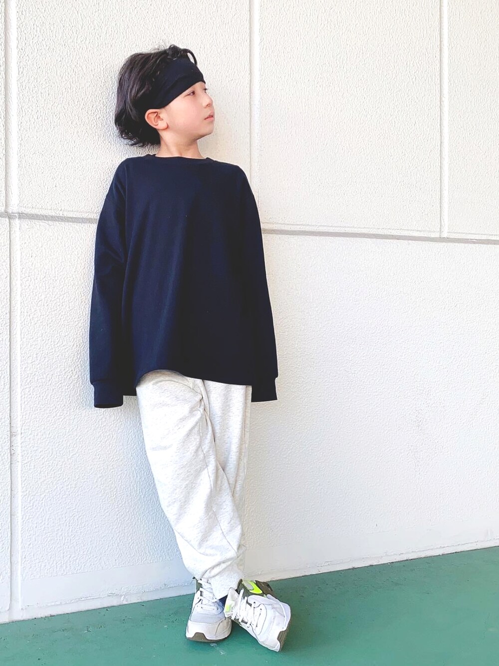 グレー系のスウェットパンツ、ベージュ系のスニーカーを着用したレディースの春コーディネートの2枚目の写真