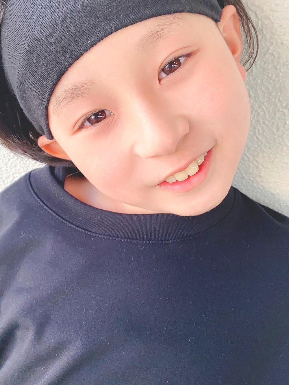 グレー系のスウェットパンツ、ベージュ系のスニーカーを着用したレディースの春コーディネートの4枚目の写真