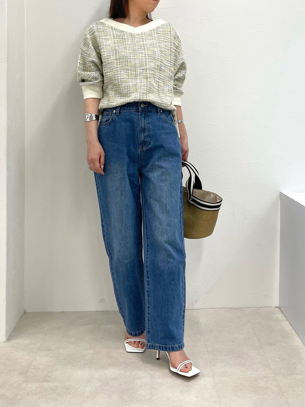 イエロー系のTシャツ/カットソー、ブルー系のデニムパンツを着用したレディースの春コーディネートの4枚目の写真