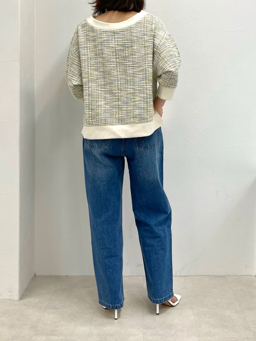 イエロー系のTシャツ/カットソー、ブルー系のデニムパンツを着用したレディースの春コーディネートの5枚目の写真