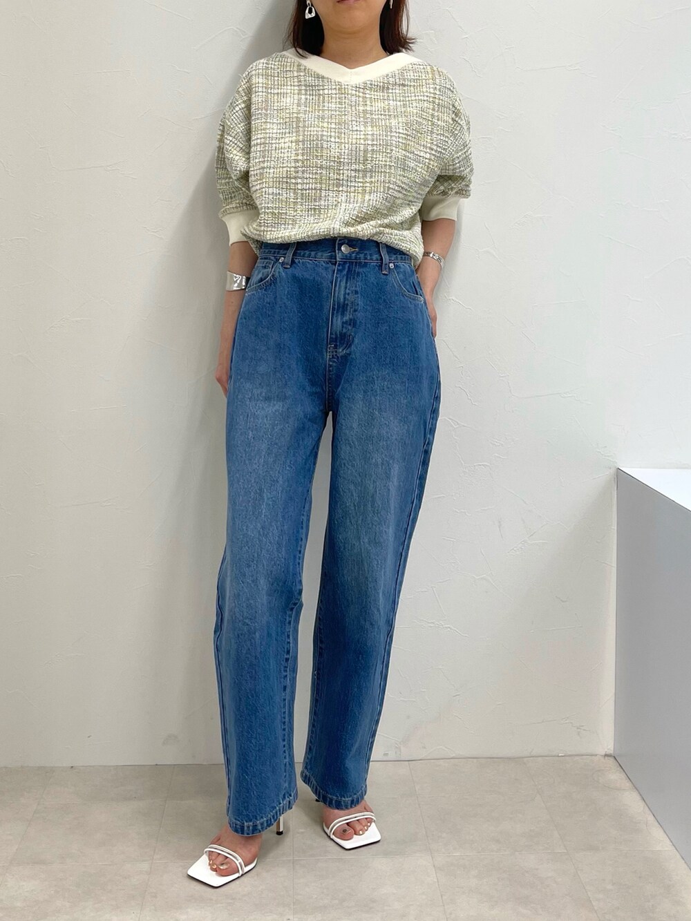 イエロー系のTシャツ/カットソー、ブルー系のデニムパンツを着用したレディースの春コーディネートの3枚目の写真