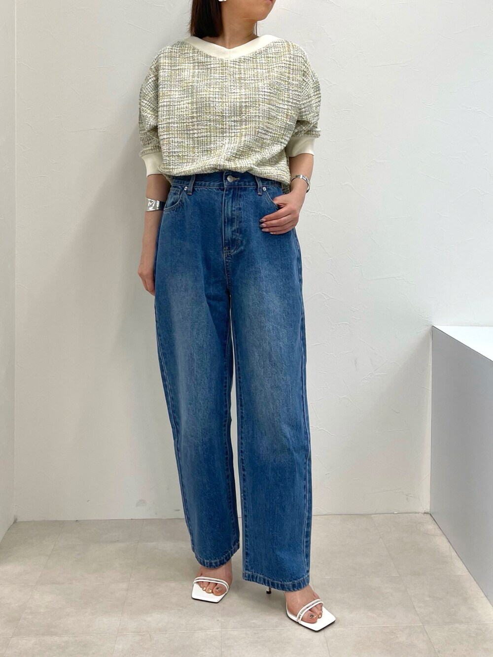 イエロー系のTシャツ/カットソー、ブルー系のデニムパンツを着用したレディースの春コーディネートの2枚目の写真