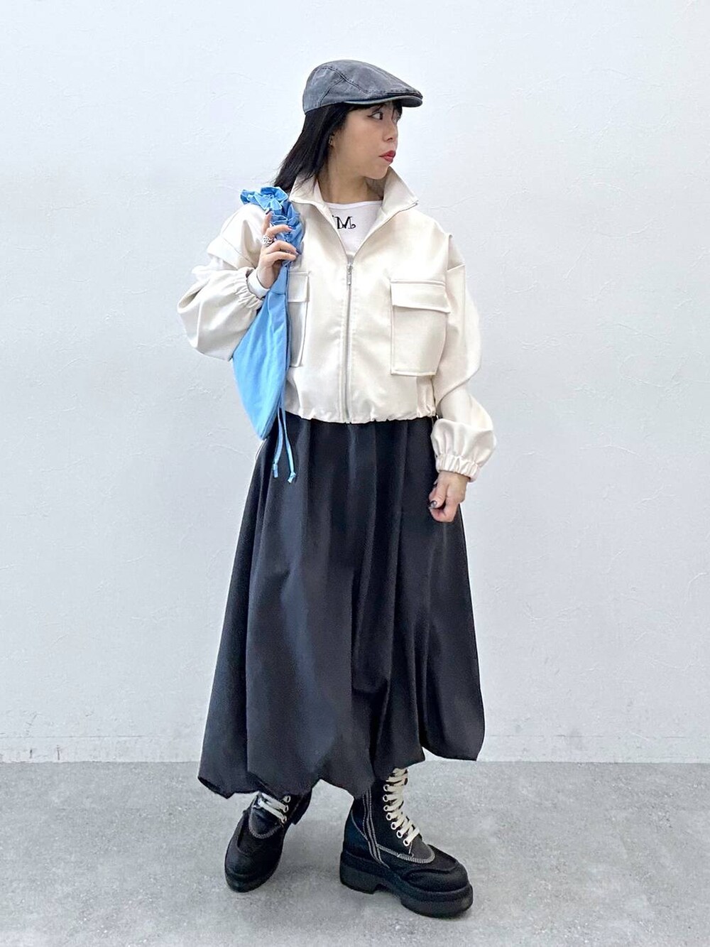 「春コーデ、スカート、アウター、春アウター、低身長、高見え、韓国系、休日コーデ、骨格ストレート、ベーシック/シンプル、カジュアル、おでかけ、大人カジュアル、韓国ファッション、レザー」｜「ALANDのLime Like／Purring Bag（ホーボーBAG）（ショルダーバッグ、ブルー系）」を使った、Ｍ Ｏ Ｅ Ｋ Ｏさん（レディース・150cm）の春コーディネートの4枚目の写真