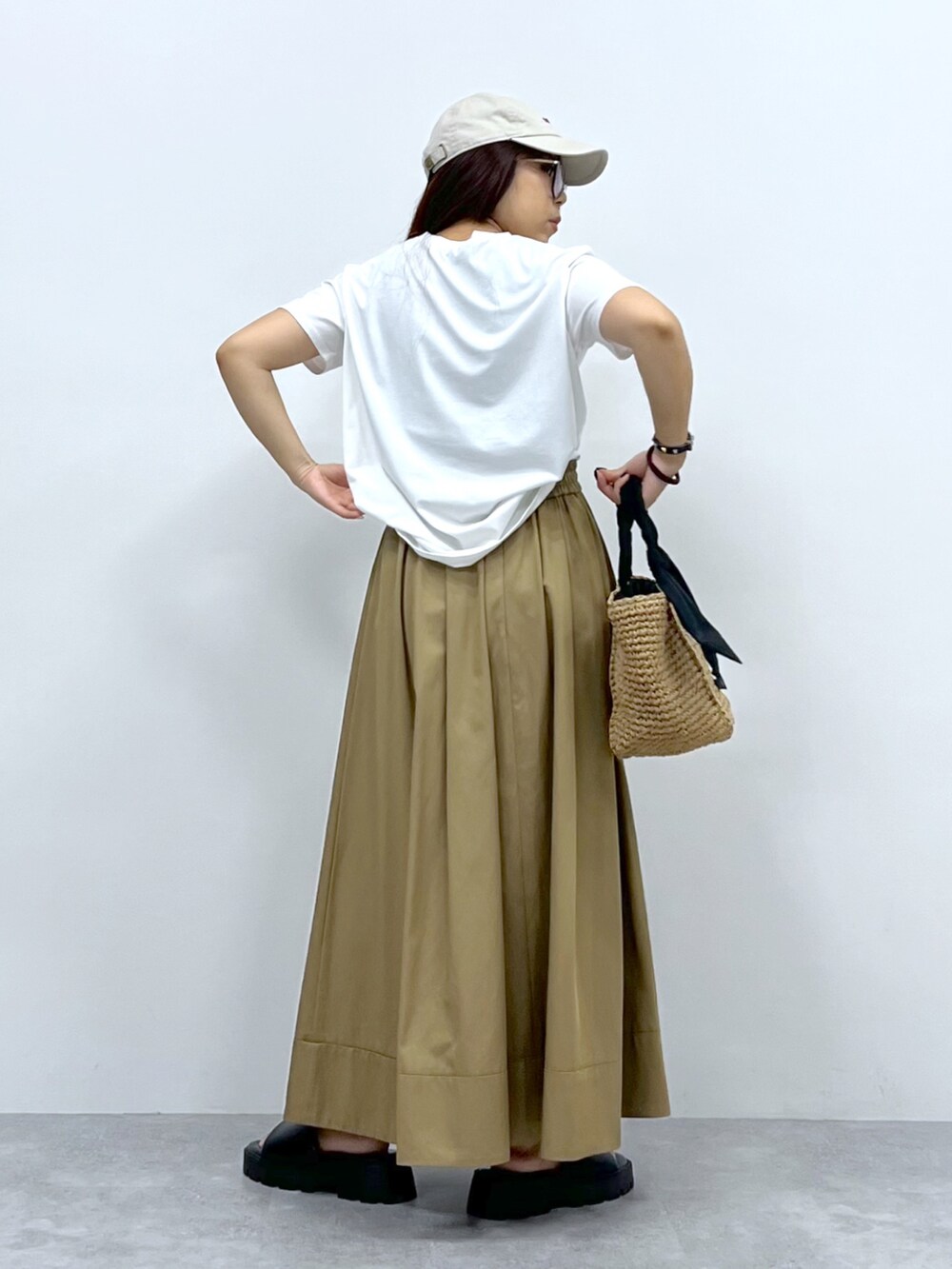 「このスタイルがお気に入り、白Tシャツ、オトナカジュアル、キャップ、休日スタイル、キレイめカジュアル、スカート、低身長女子、メガネ女子、厚底サンダル、Tシャツ、30代コーデ、シンプルコーデ、おちびさん、かごバッグ」｜「saloonのSALOON(サルーン)/ベーシック半袖Tシャツ（Tシャツ/カットソー、ホワイト系）」を使った、Ｍ Ｏ Ｅ Ｋ Ｏさん（レディース・150cm）の夏コーディネートの3枚目の写真