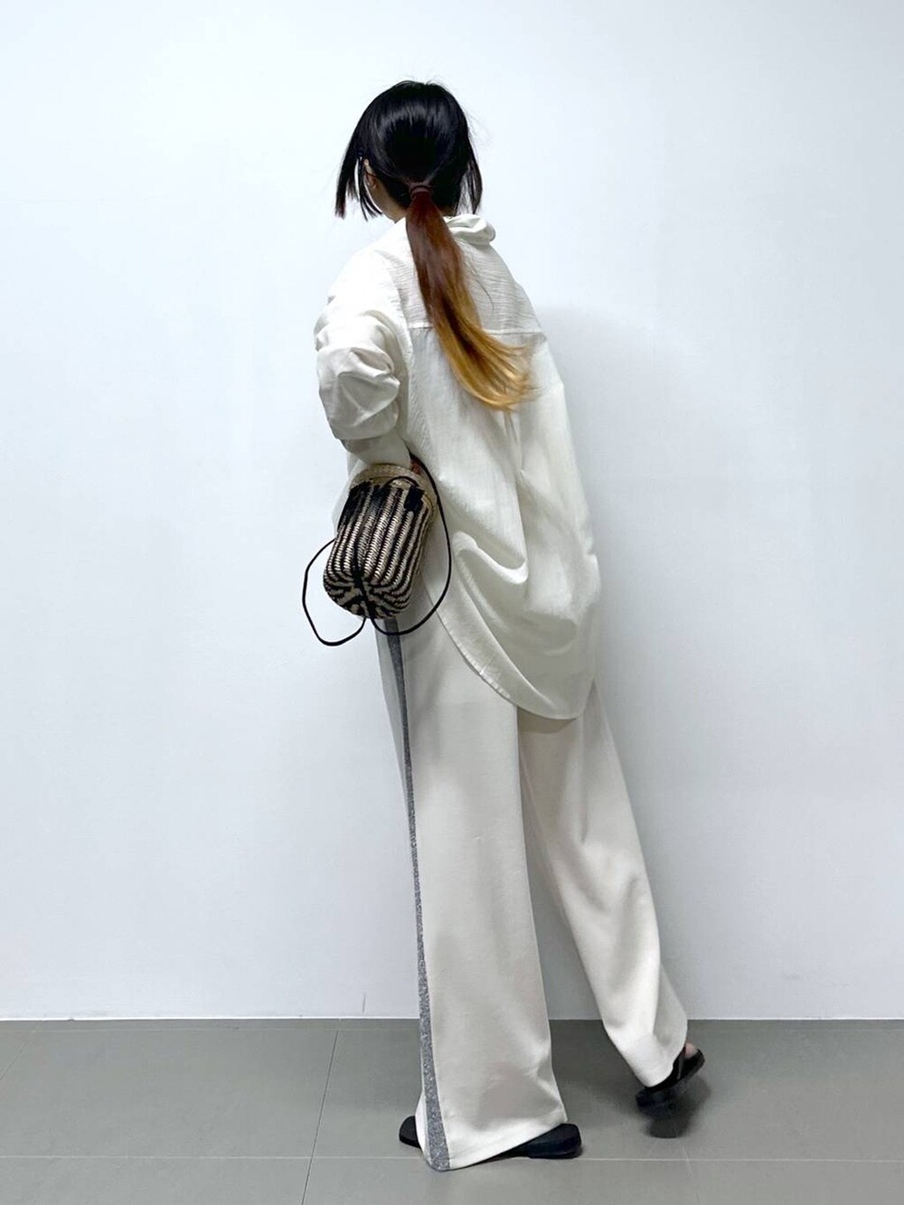 「大人カジュアル、低身長、高見え、カジュアル、骨格ストレート、ベーシック/シンプル、シャツ、ワントーン、楽ちんコーデ、夏コーデ、休日コーデ、旅行、リラックス」|「The Bagmatiの【Bagmati】バケツバッグ(ショルダーバッグ、ベージュ系)」を使った、M O E K Oさん(レディース・150cm)の夏コーディネートの5枚目の写真