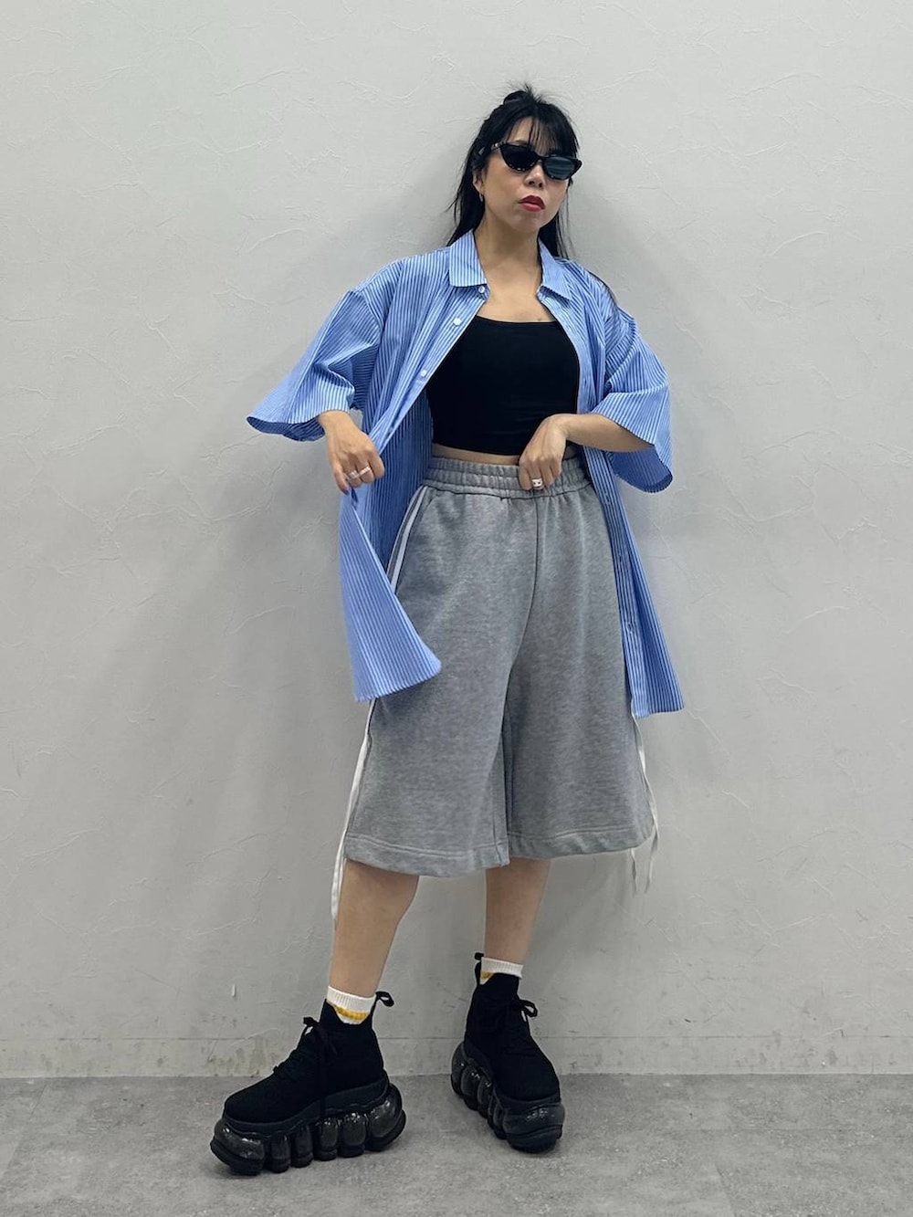 ブルー系のシャツ/ブラウス、グレー系のスウェットパンツを着用したレディースの春コーディネートの3枚目の写真