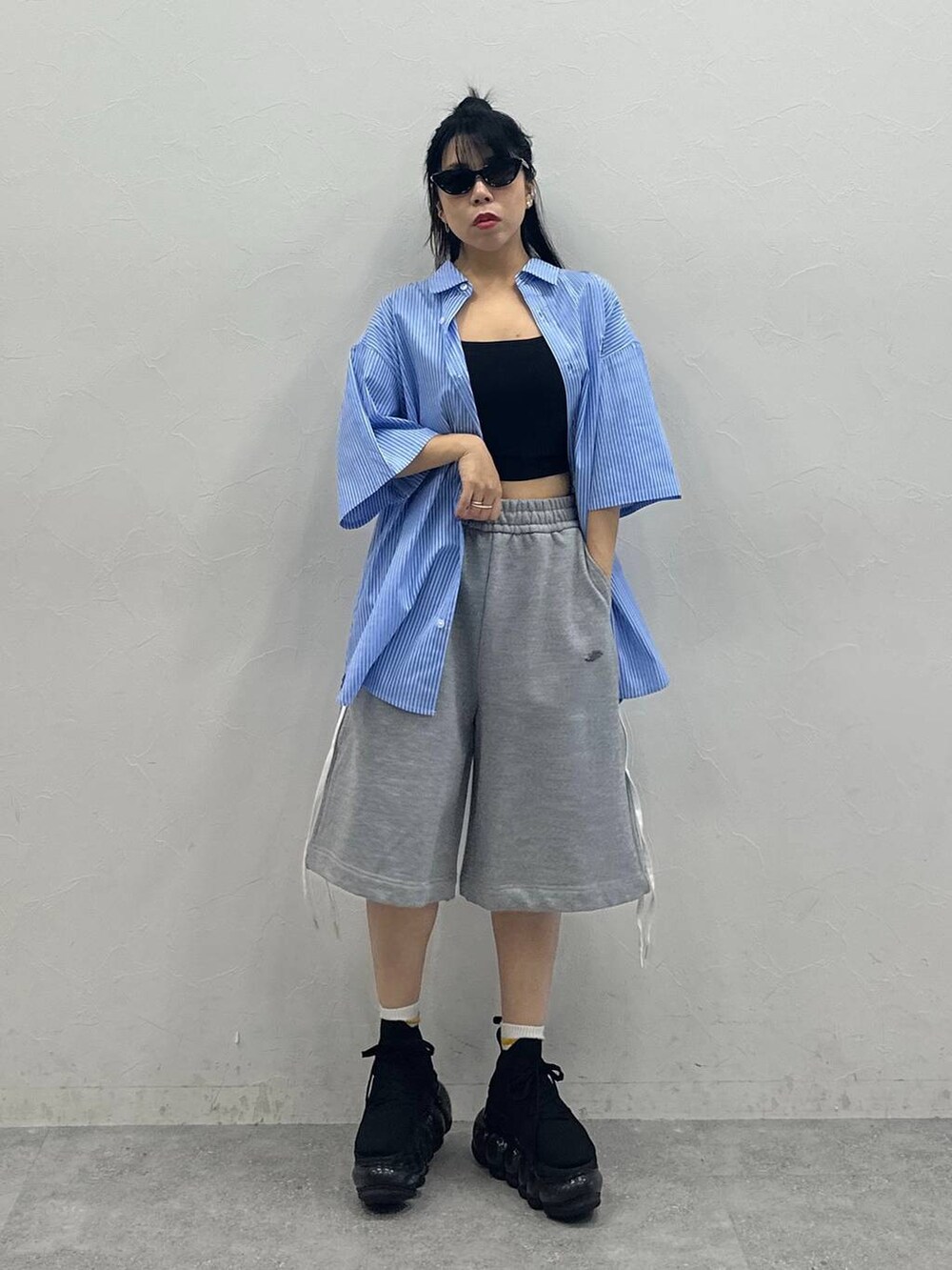 ブルー系のシャツ/ブラウス、グレー系のスウェットパンツを着用したレディースの春コーディネートの4枚目の写真