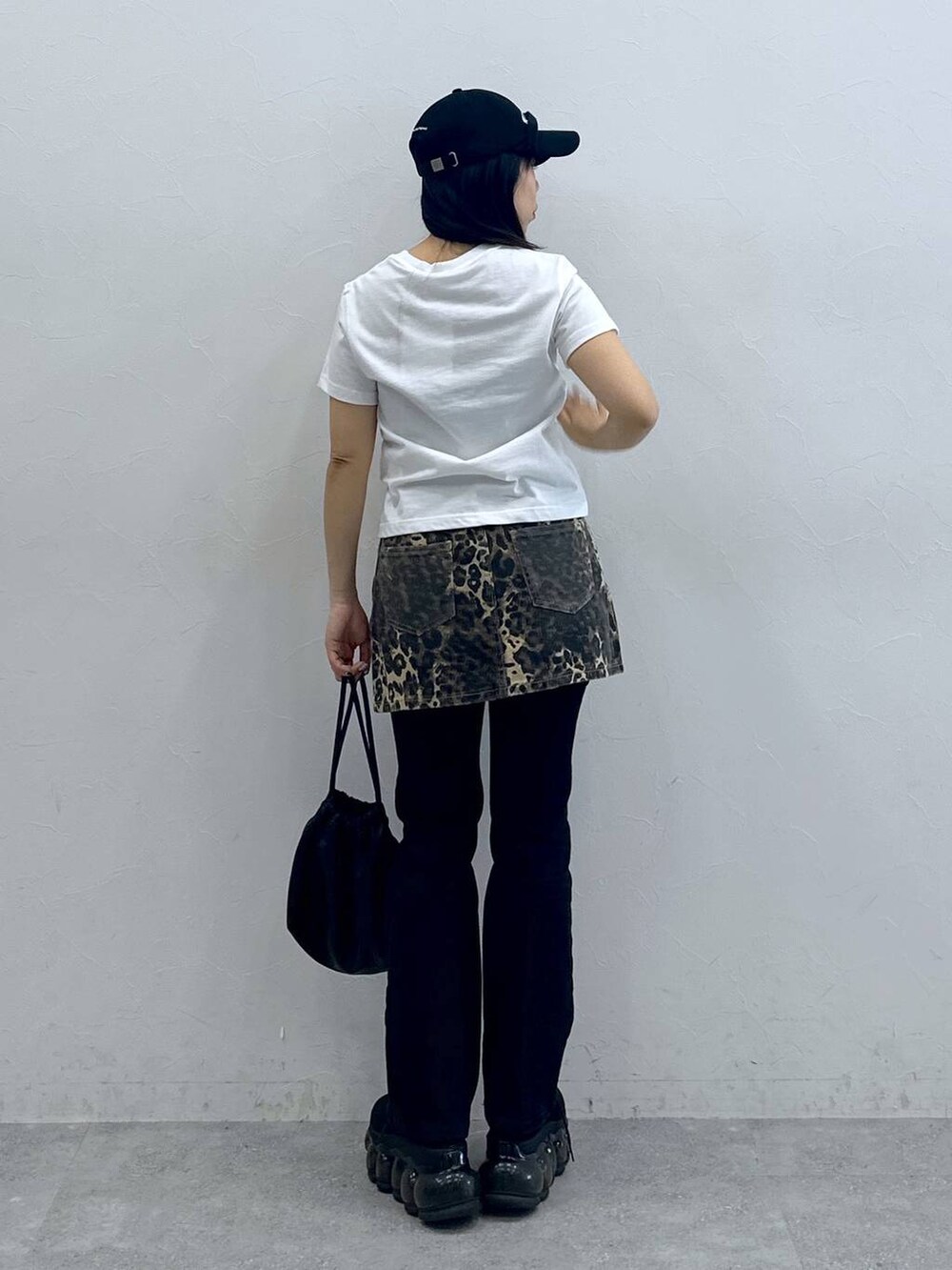 「低身長、高見え、韓国系、休日コーデ、骨格ストレート、ベーシック/シンプル、カジュアル、おでかけ、大人カジュアル、韓国ファッション、Tシャツ、レイヤードスタイル、夏コーデ、キャップ、厚底シューズ」｜「ALANDのALAND×INAPSQUARE／フカフカキーホルダー（キーホルダー、その他）」を使った、Ｍ Ｏ Ｅ Ｋ Ｏさん（レディース・150cm）の春コーディネートの4枚目の写真