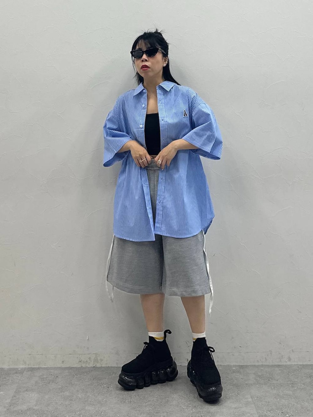 ブルー系のシャツ/ブラウス、グレー系のスウェットパンツを着用したレディースの春コーディネートの2枚目の写真