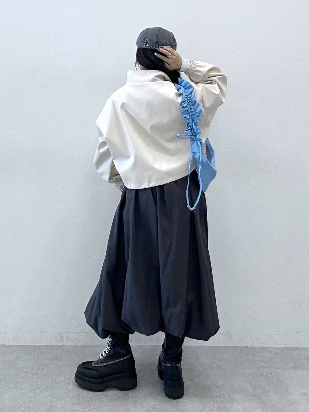 「春コーデ、スカート、アウター、春アウター、低身長、高見え、韓国系、休日コーデ、骨格ストレート、ベーシック/シンプル、カジュアル、おでかけ、大人カジュアル、韓国ファッション、レザー」｜「ALANDのLime Like／Purring Bag（ホーボーBAG）（ショルダーバッグ、ブルー系）」を使った、Ｍ Ｏ Ｅ Ｋ Ｏさん（レディース・150cm）の春コーディネートの2枚目の写真