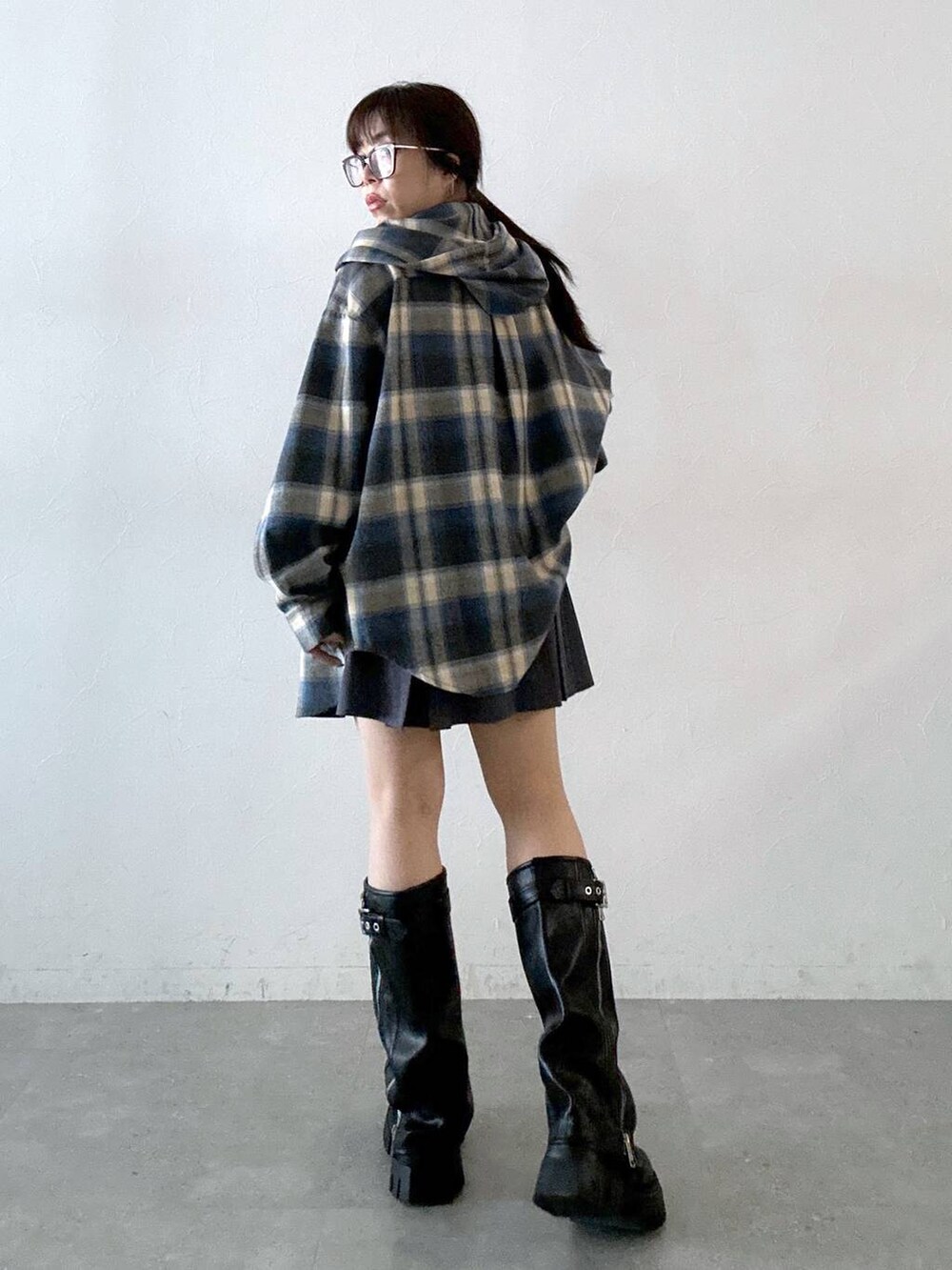 ホワイト系のTシャツ/カットソー、ブルー系のシャツ/ブラウス、ブラック系のブーツを着用したレディースの秋コーディネートの3枚目の写真