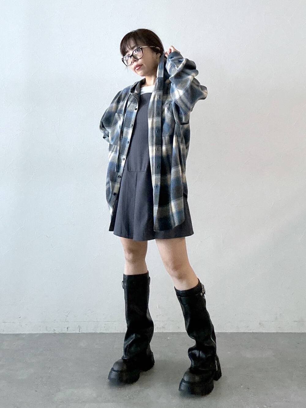 ホワイト系のTシャツ/カットソー、ブルー系のシャツ/ブラウス、ブラック系のブーツを着用したレディースの秋コーディネートの4枚目の写真