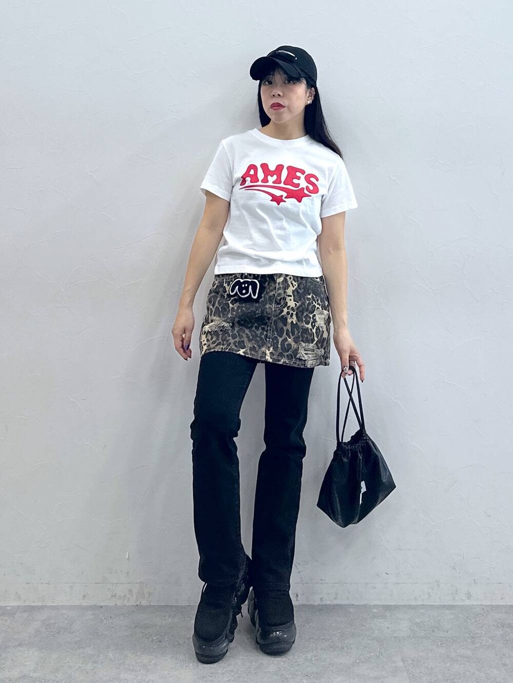 「低身長、高見え、韓国系、休日コーデ、骨格ストレート、ベーシック/シンプル、カジュアル、おでかけ、大人カジュアル、韓国ファッション、Tシャツ、レイヤードスタイル、夏コーデ、キャップ、厚底シューズ」｜「ALANDのALAND×INAPSQUARE／フカフカキーホルダー（キーホルダー、その他）」を使った、Ｍ Ｏ Ｅ Ｋ Ｏさん（レディース・150cm）の春コーディネートの2枚目の写真