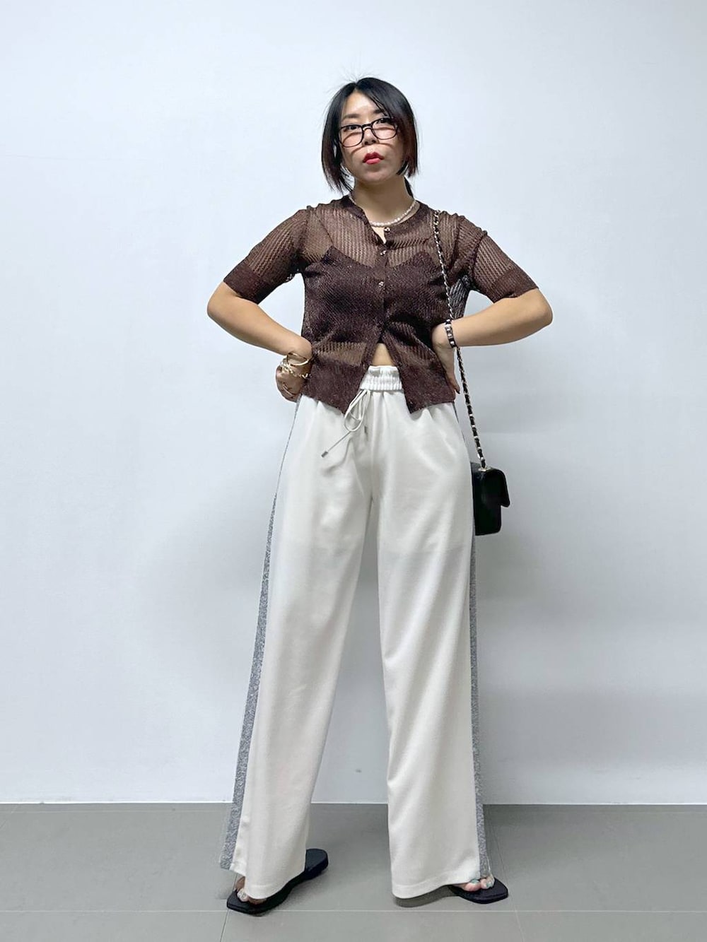 「おでかけ、休日コーデ、楽ちんコーデ、ヘルシー、メガネ、メガネ女子、サンダル、パンツ、ワイドパンツ、カーディガン、ニット、低身長、高見え、カジュアル、骨格ストレート」｜「saloonのSALOON(サルーン)/　キルティングチェーンバッグ（ショルダーバッグ、ブラック系）」を使った、Ｍ Ｏ Ｅ Ｋ Ｏさん（レディース・150cm）の夏コーディネートの2枚目の写真