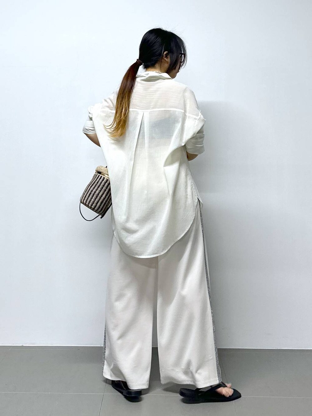 「大人カジュアル、低身長、高見え、カジュアル、骨格ストレート、ベーシック/シンプル、シャツ、ワントーン、楽ちんコーデ、夏コーデ、休日コーデ、旅行、リラックス」|「The Bagmatiの【Bagmati】バケツバッグ(ショルダーバッグ、ベージュ系)」を使った、M O E K Oさん(レディース・150cm)の夏コーディネートの2枚目の写真