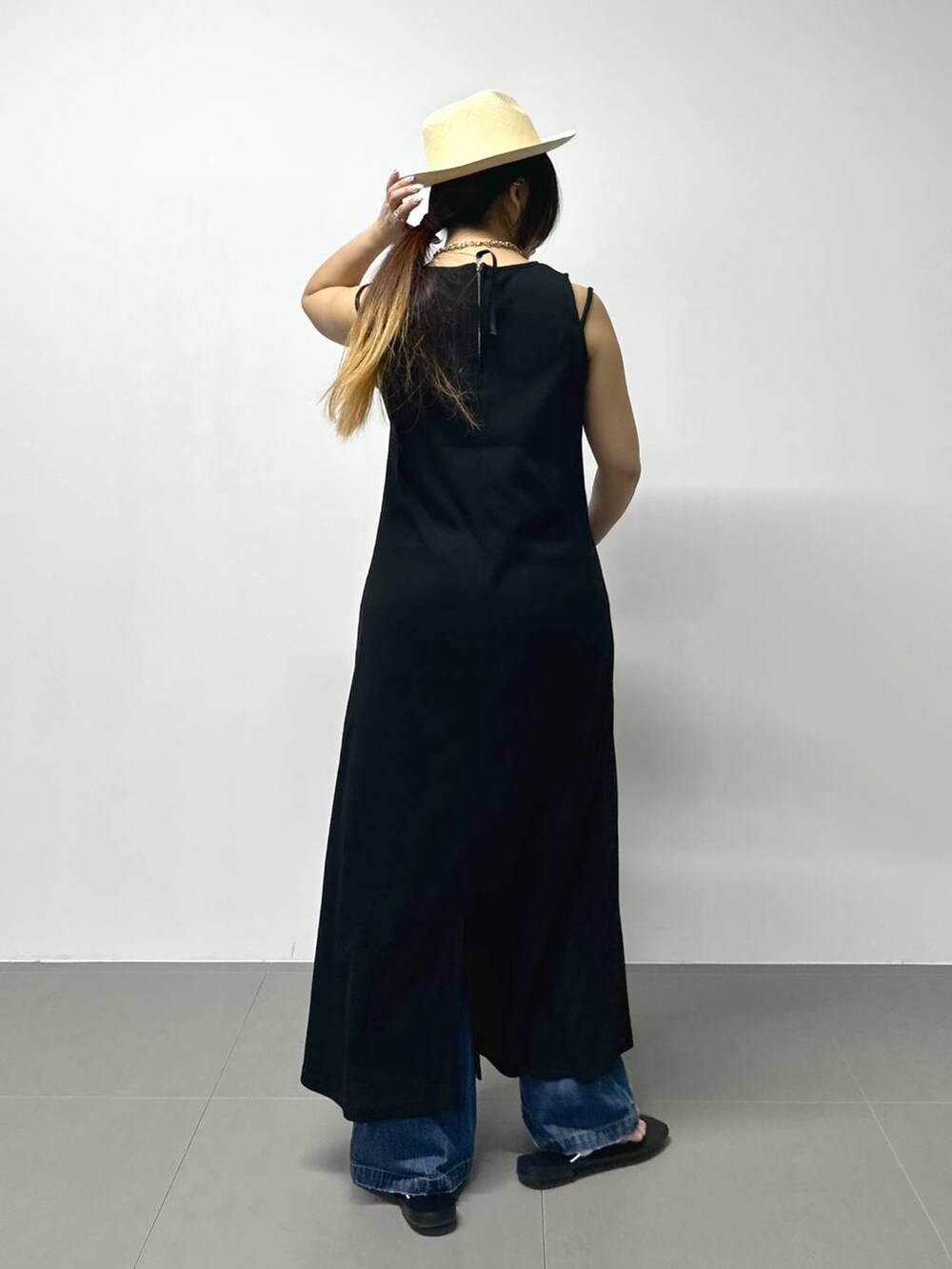 ブラック系のショルダーバッグ、ブルー系のデニムパンツ、その他のサンダルを着用したレディースの夏コーディネートの5枚目の写真