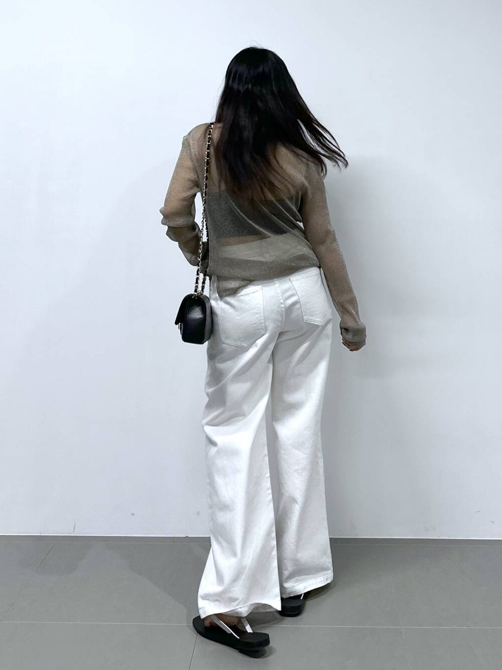 「低身長、高見え、カジュアル、骨格ストレート、ベーシック/シンプル、大人カジュアル、休日コーデ、シアートップス、ワイドパンツ、サンダル、メガネ、メガネ女子、きれいめカジュアル、カジュアルコーデ、おでかけ」|「saloonのSALOON(サルーン)/ キルティングチェーンバッグ(ショルダーバッグ、ブラック系)」を使った、M O E K Oさん(レディース・150cm)の夏コーディネートの5枚目の写真
