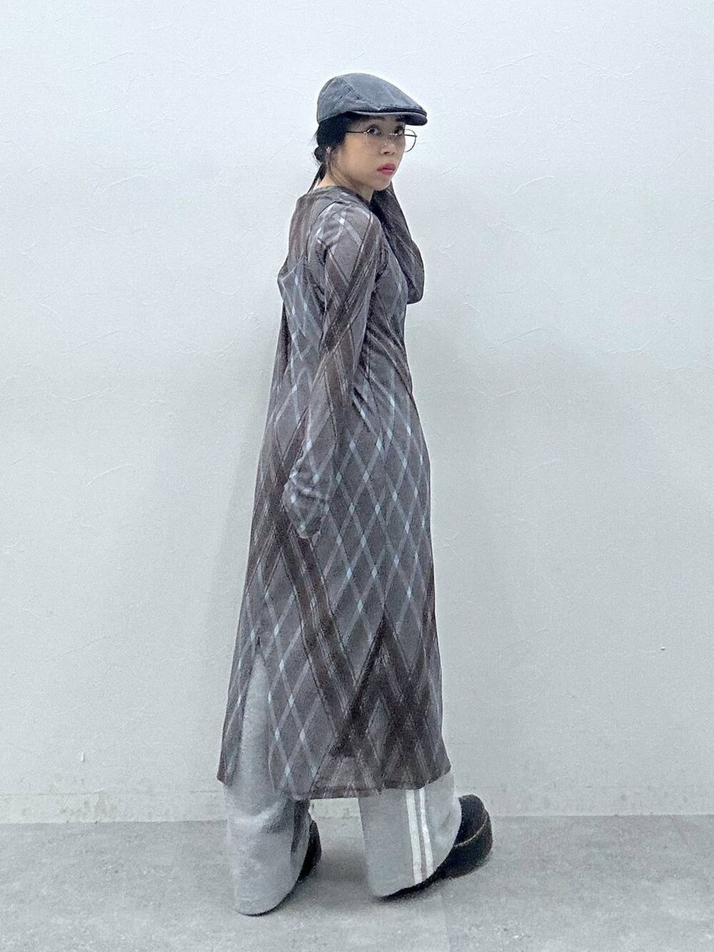 「低身長、高見え、韓国系、休日コーデ、骨格ストレート、ベーシック/シンプル、カジュアル、おでかけ、大人カジュアル、韓国ファッション、レイヤードスタイル、シアートップス、スウェットパンツ」｜「ALANDの【UNISEX】ALAND／ピグメントハンチング（ハンチング/ベレー帽、グレー系）」を使った、Ｍ Ｏ Ｅ Ｋ Ｏさん（レディース・150cm）の春コーディネートの2枚目の写真