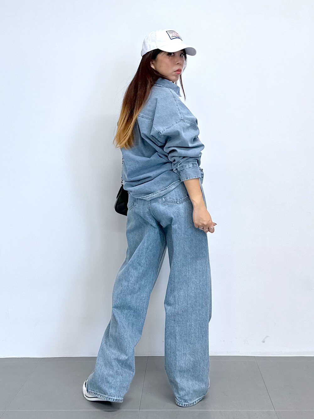 「デニム、デニムパンツ、キャップ、大人カジュアル、デニムオンデニム、スニーカーコーデ、休日スタイル、休日コーデ、シャツスタイル、シャツコーデ、ワイドデニム、オトナカジュアル、おでかけコーデ、低身長、低身長コーデ」｜「saloonのSALOON(サルーン)/　8OZデニムシャツ（シャツ/ブラウス、ブルー系）」を使った、Ｍ Ｏ Ｅ Ｋ Ｏさん（レディース・150cm）の春コーディネートの2枚目の写真