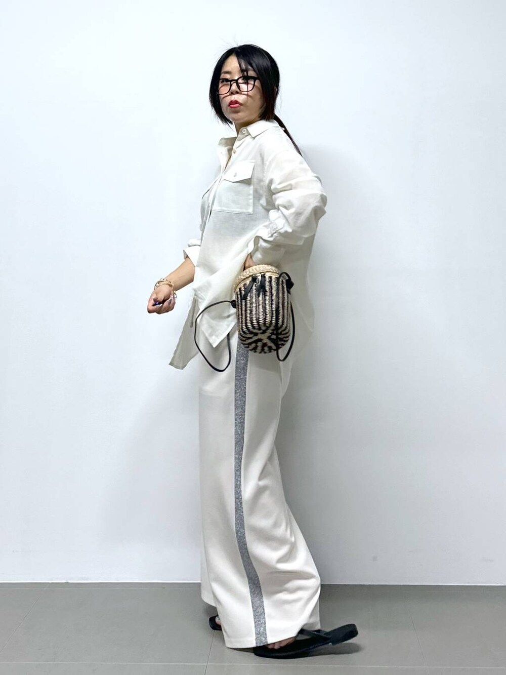 「大人カジュアル、低身長、高見え、カジュアル、骨格ストレート、ベーシック/シンプル、シャツ、ワントーン、楽ちんコーデ、夏コーデ、休日コーデ、旅行、リラックス」|「The Bagmatiの【Bagmati】バケツバッグ(ショルダーバッグ、ベージュ系)」を使った、M O E K Oさん(レディース・150cm)の夏コーディネートの3枚目の写真