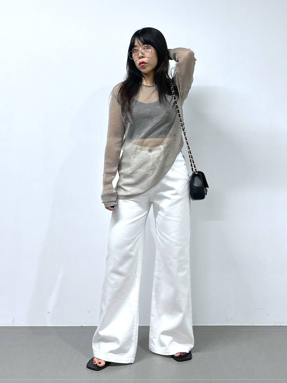 「低身長、高見え、カジュアル、骨格ストレート、ベーシック/シンプル、大人カジュアル、休日コーデ、シアートップス、ワイドパンツ、サンダル、メガネ、メガネ女子、きれいめカジュアル、カジュアルコーデ、おでかけ」|「saloonのSALOON(サルーン)/ キルティングチェーンバッグ(ショルダーバッグ、ブラック系)」を使った、M O E K Oさん(レディース・150cm)の夏コーディネートの4枚目の写真