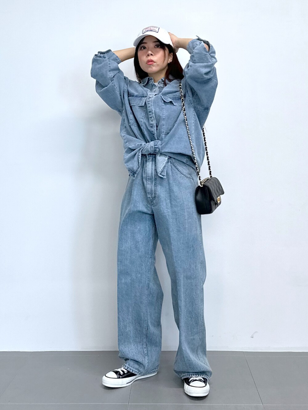 「デニム、デニムパンツ、キャップ、大人カジュアル、デニムオンデニム、スニーカーコーデ、休日スタイル、休日コーデ、シャツスタイル、シャツコーデ、ワイドデニム、オトナカジュアル、おでかけコーデ、低身長、低身長コーデ」｜「saloonのSALOON(サルーン)/　8OZデニムシャツ（シャツ/ブラウス、ブルー系）」を使った、Ｍ Ｏ Ｅ Ｋ Ｏさん（レディース・150cm）の春コーディネートの4枚目の写真