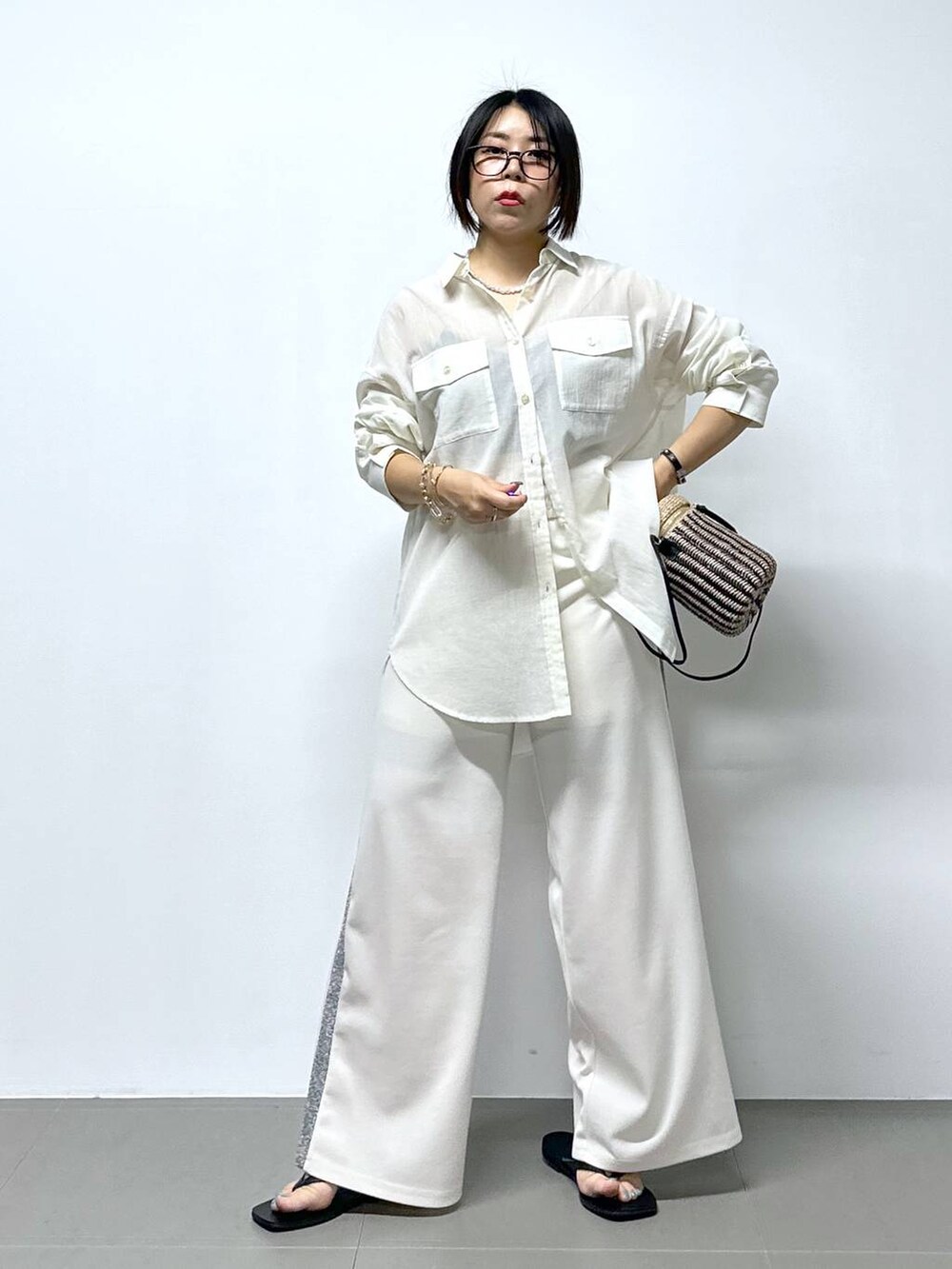 「大人カジュアル、低身長、高見え、カジュアル、骨格ストレート、ベーシック/シンプル、シャツ、ワントーン、楽ちんコーデ、夏コーデ、休日コーデ、旅行、リラックス」|「The Bagmatiの【Bagmati】バケツバッグ(ショルダーバッグ、ベージュ系)」を使った、M O E K Oさん(レディース・150cm)の夏コーディネートの4枚目の写真