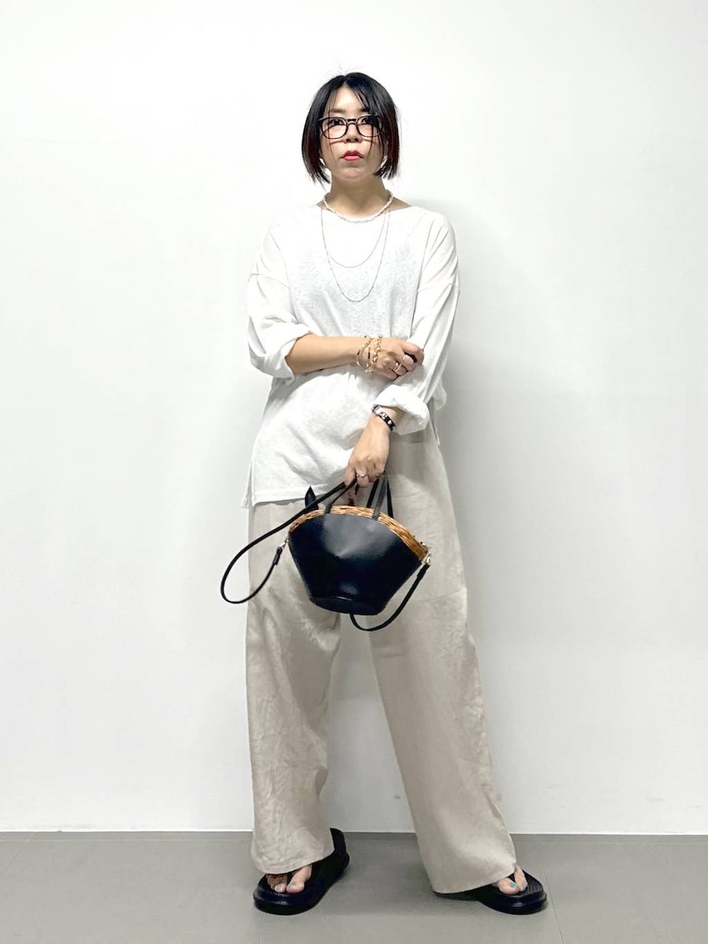 「低身長、高見え、カジュアル、骨格ストレート、ベーシック/シンプル、大人カジュアル、ワントーン、夏コーデ、メガネ、メガネ女子、おでかけ、休日コーデ、シンプルコーデ、楽ちんコーデ、サンダル」|「The Bagmatiの【Bagmati】かごバッグ(かごバッグ、ブラック系)」を使った、M O E K Oさん(レディース・150cm)の夏コーディネートの2枚目の写真