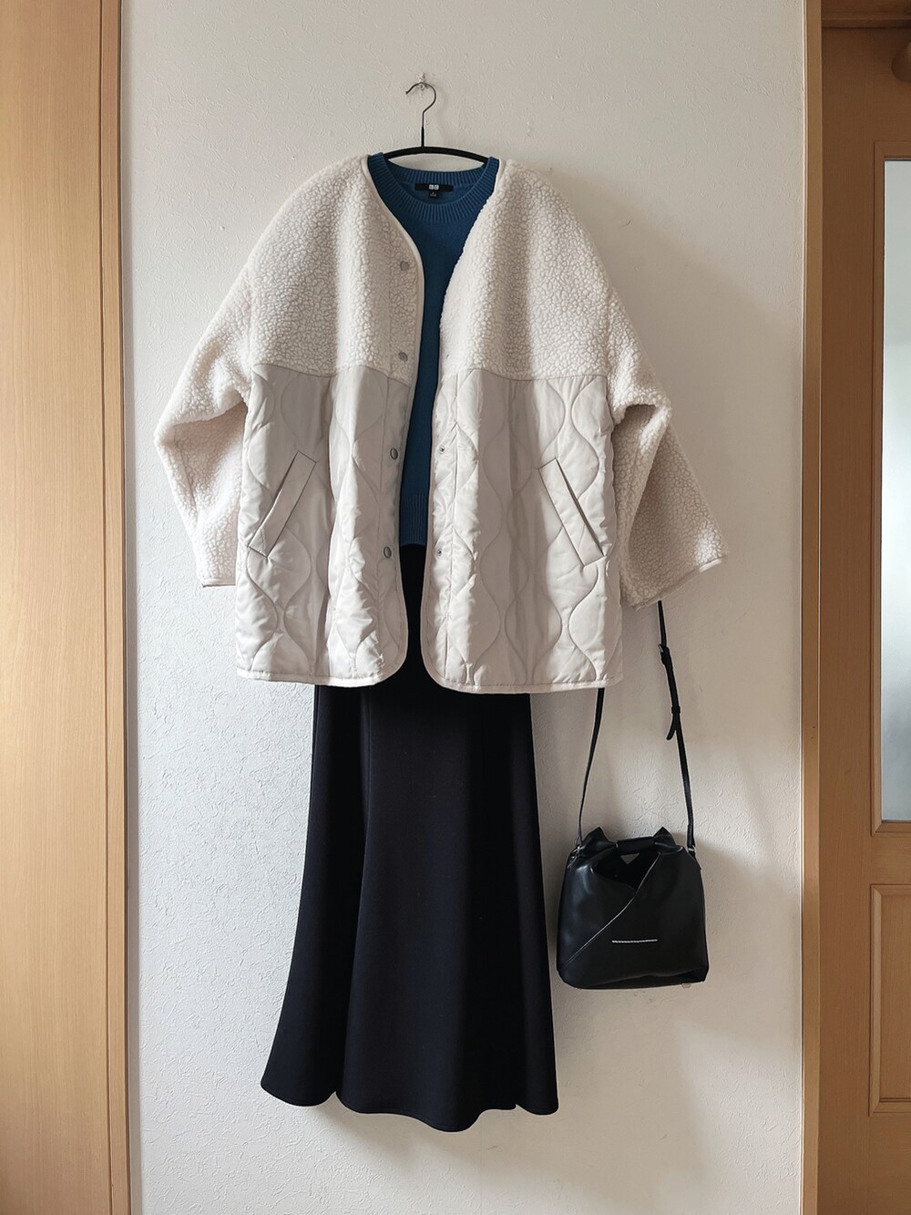 「シンプル、ブルー、ニット、マーメイドスカート、UNIQLO、blate、アウター、moment+、着回しコーデ、低身長、ショルダーバッグ」｜「UNIQLOのアイテム（ニット/セーター、ブルー系）」を使った、teey+さん（レディース・155cm）の冬コーディネートの2枚目の写真