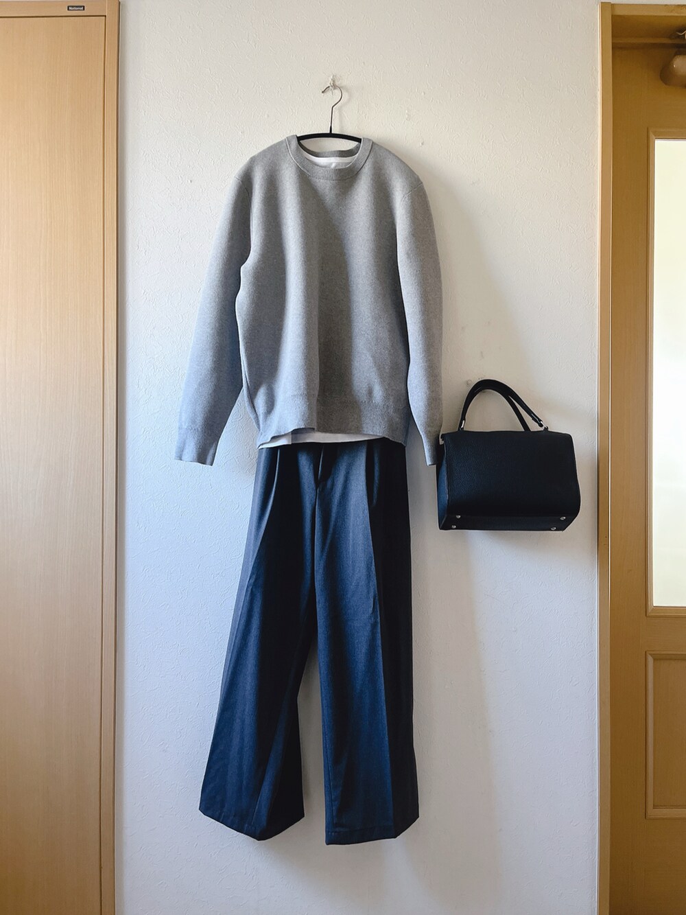 「チェスターコート、ニット、タックワイドパンツ、united arrows、UNIQLO、グレーコーデ、スニーカー、Desigual、オトナ女子、低身長、ボストンバッグ」｜「UNITED ARROWS LTD. OUTLETの＜A DAY IN THE LIFE＞メルトンチェスターコート（その他アウター、グレー系）」を使った、teey+さん（レディース・155cm）の冬コーディネートの2枚目の写真