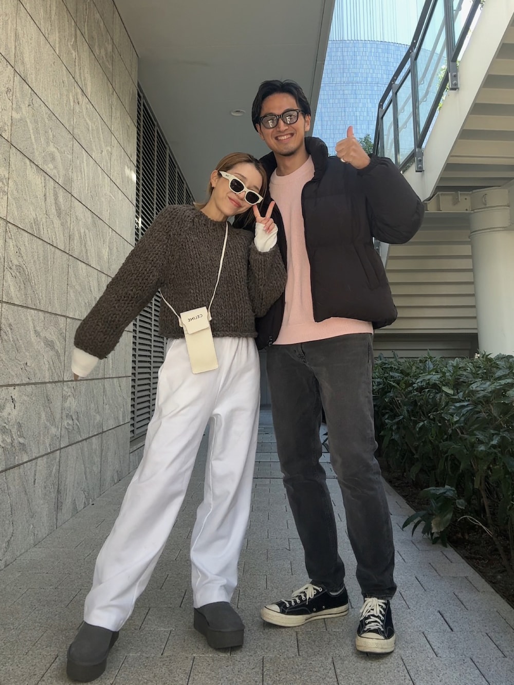 ブラック系のダウンジャケット/コート、グレー系のブーツ、ホワイト系のその他パンツを着用したレディースの春コーディネートの2枚目の写真