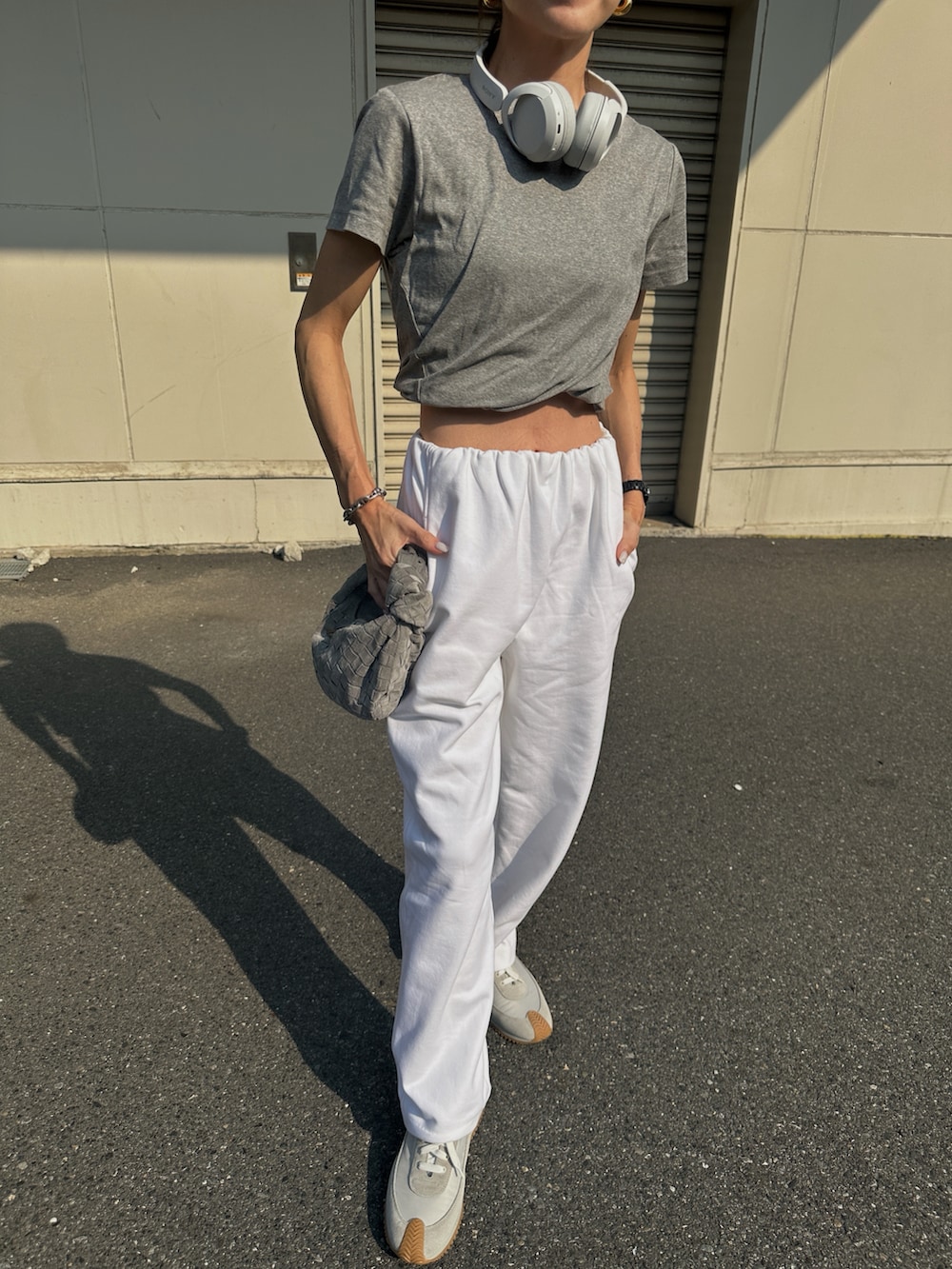 「秋コーデ、スウェット、スウェットパンツ、スニーカー、スニーカーコーデ、オトナカジュアル、アウトドアスタイル、Tシャツ、シンプルスタイル、休日スタイル、40代ファッション、シンプルコーデ、ラクチンコーデ、サングラス」｜「MIESROHEのツイストディティールクロップドＴＳＨ（Tシャツ/カットソー、グレー系）」を使った、Oo.hiro.oOさん（レディース・159cm）の秋コーディネートの3枚目の写真