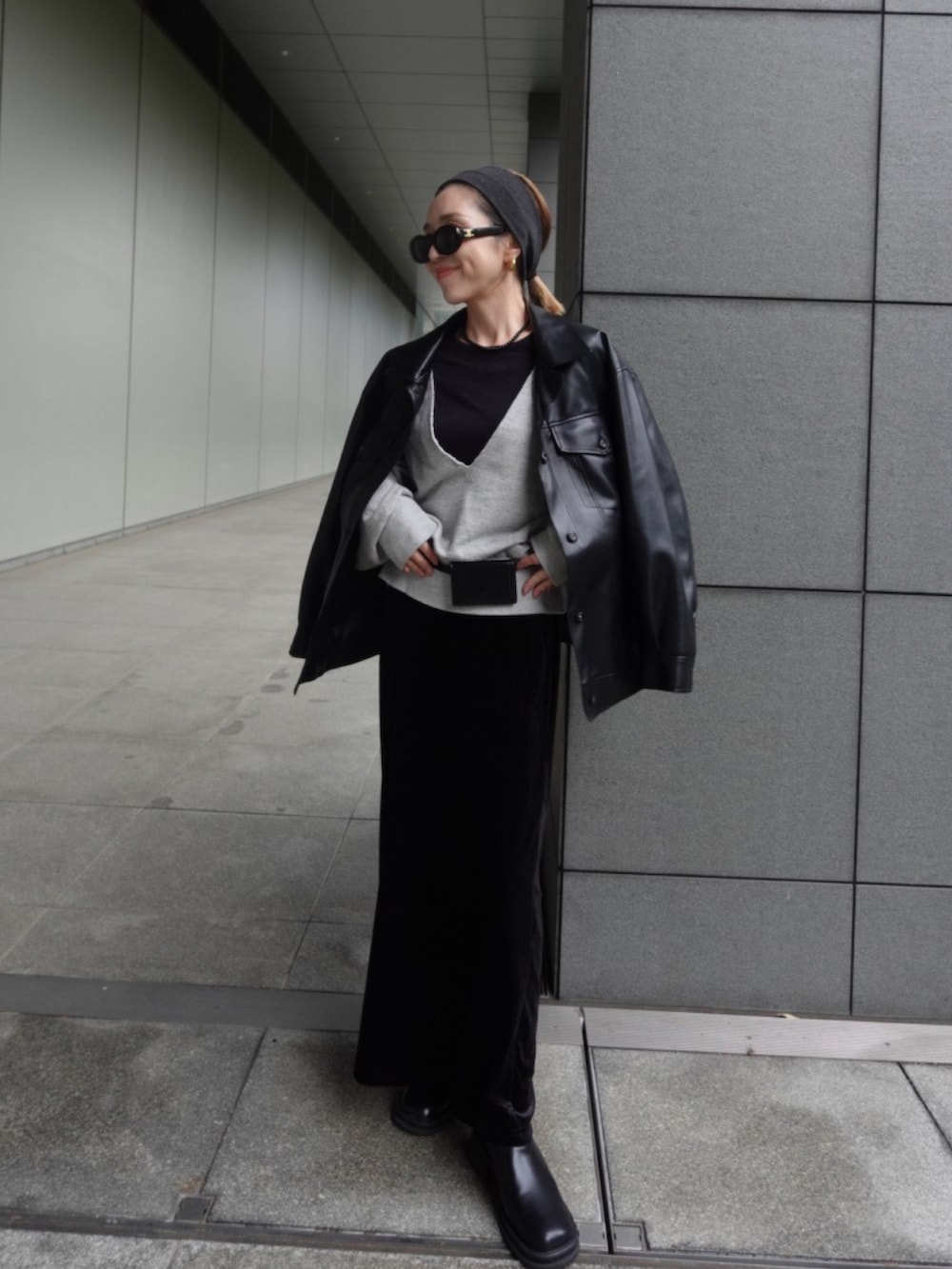 ブラック系のライダースジャケット、ブラック系のスカート、ブラック系のスリッポンを着用したレディースの冬コーディネートの3枚目の写真