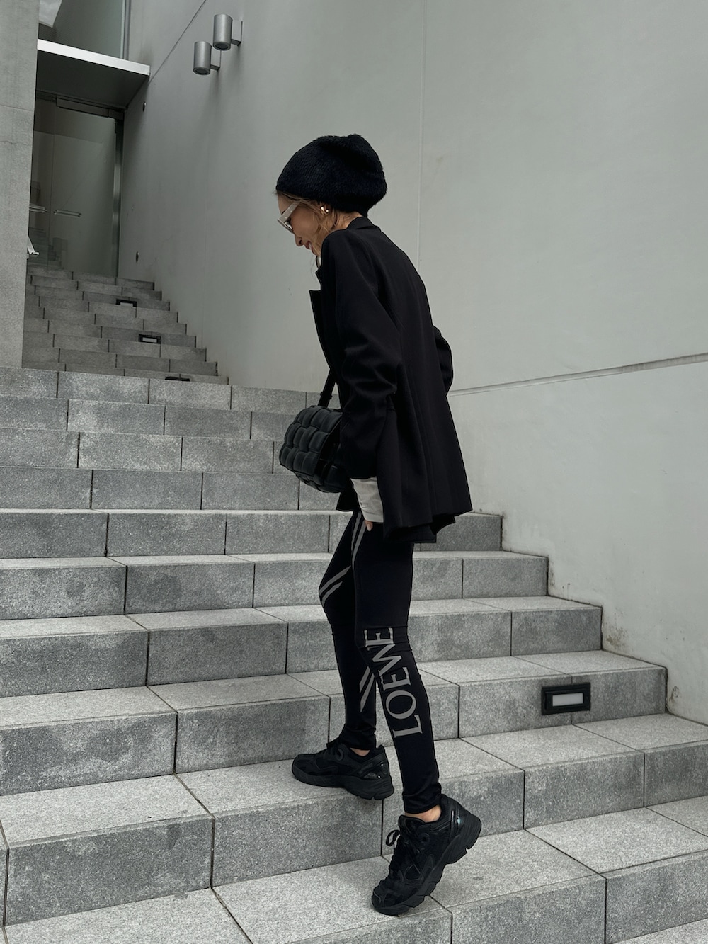 ブラック系のスニーカー、ブラック系のショルダーバッグ、ブラック系のその他パンツを着用したレディースの秋コーディネートの2枚目の写真