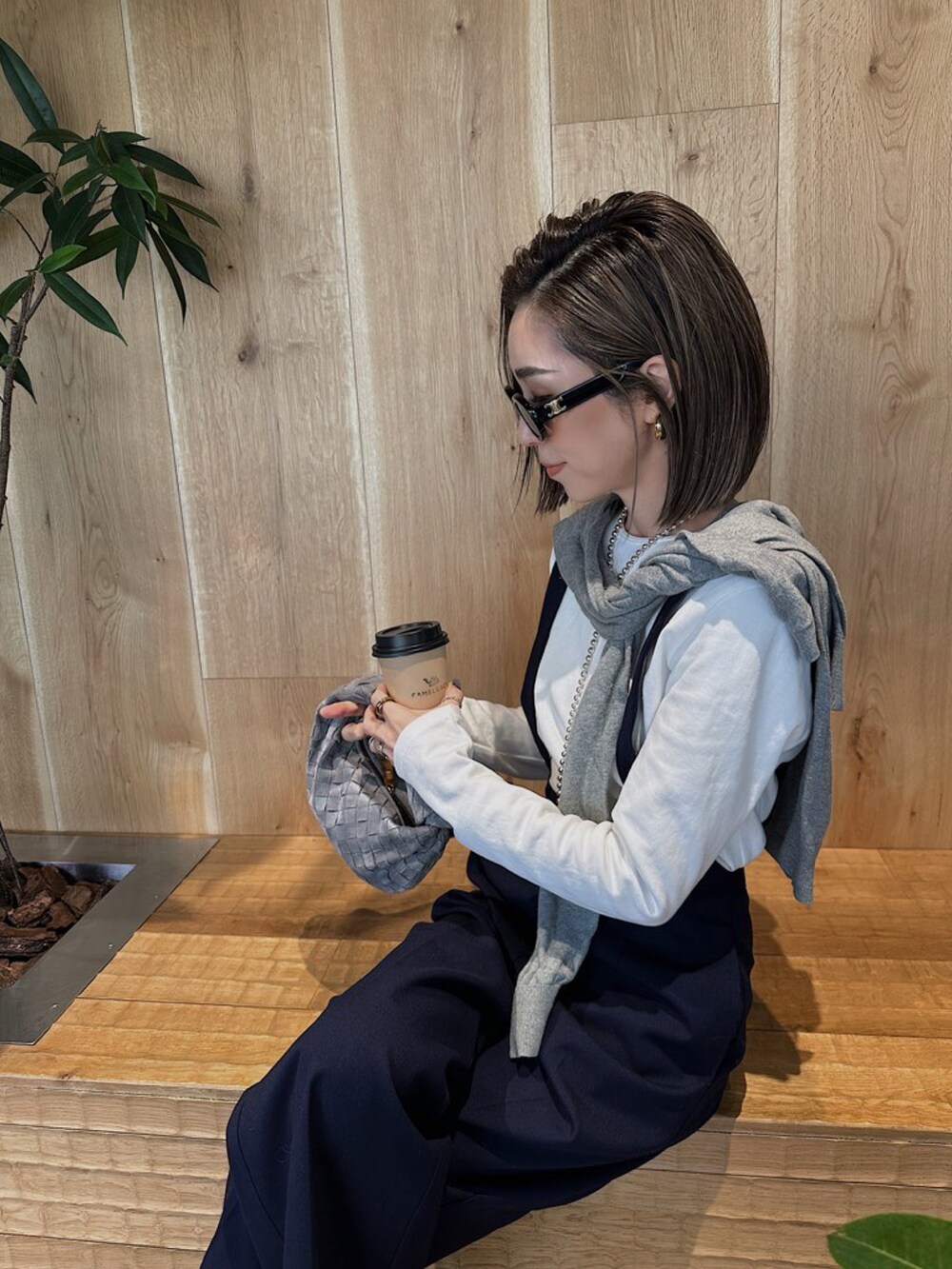 ブルー系のスニーカー、グレー系のバッグ、ブルー系のその他パンツを着用したレディースの春コーディネートの3枚目の写真